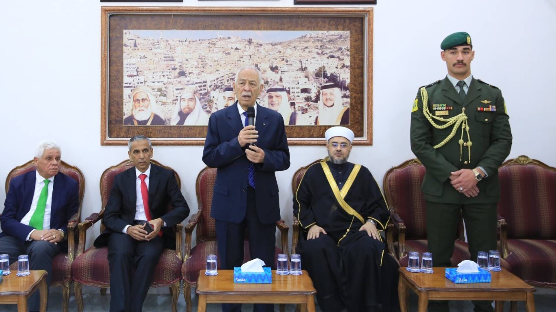 رئيس الديوان الملكي يوسف العيسوي خلال تقديمه واجب العزاء لعشائر الحياصات والمرايات والدباس والخليفات