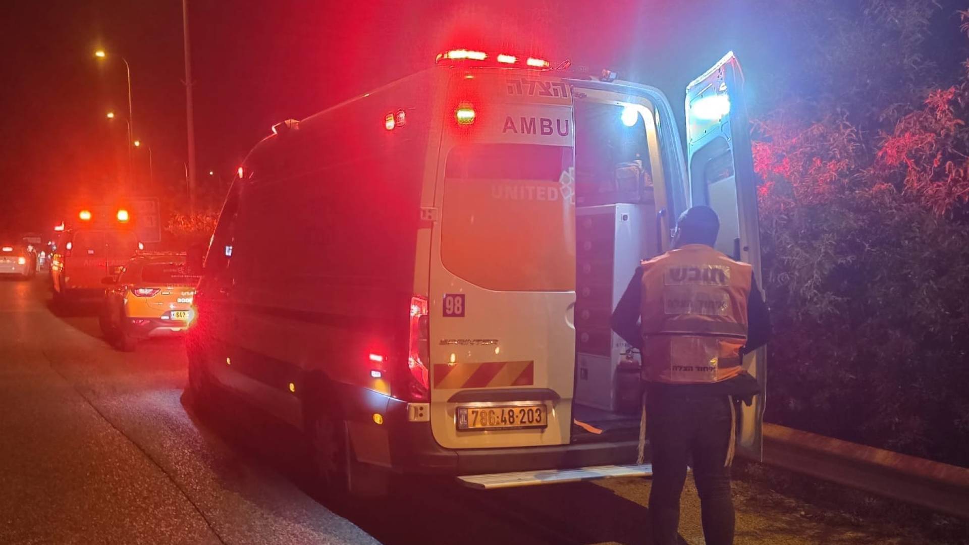 مركبة اسعاف تابعة للاحتلال من موقع إطلاق النار على الشبان
