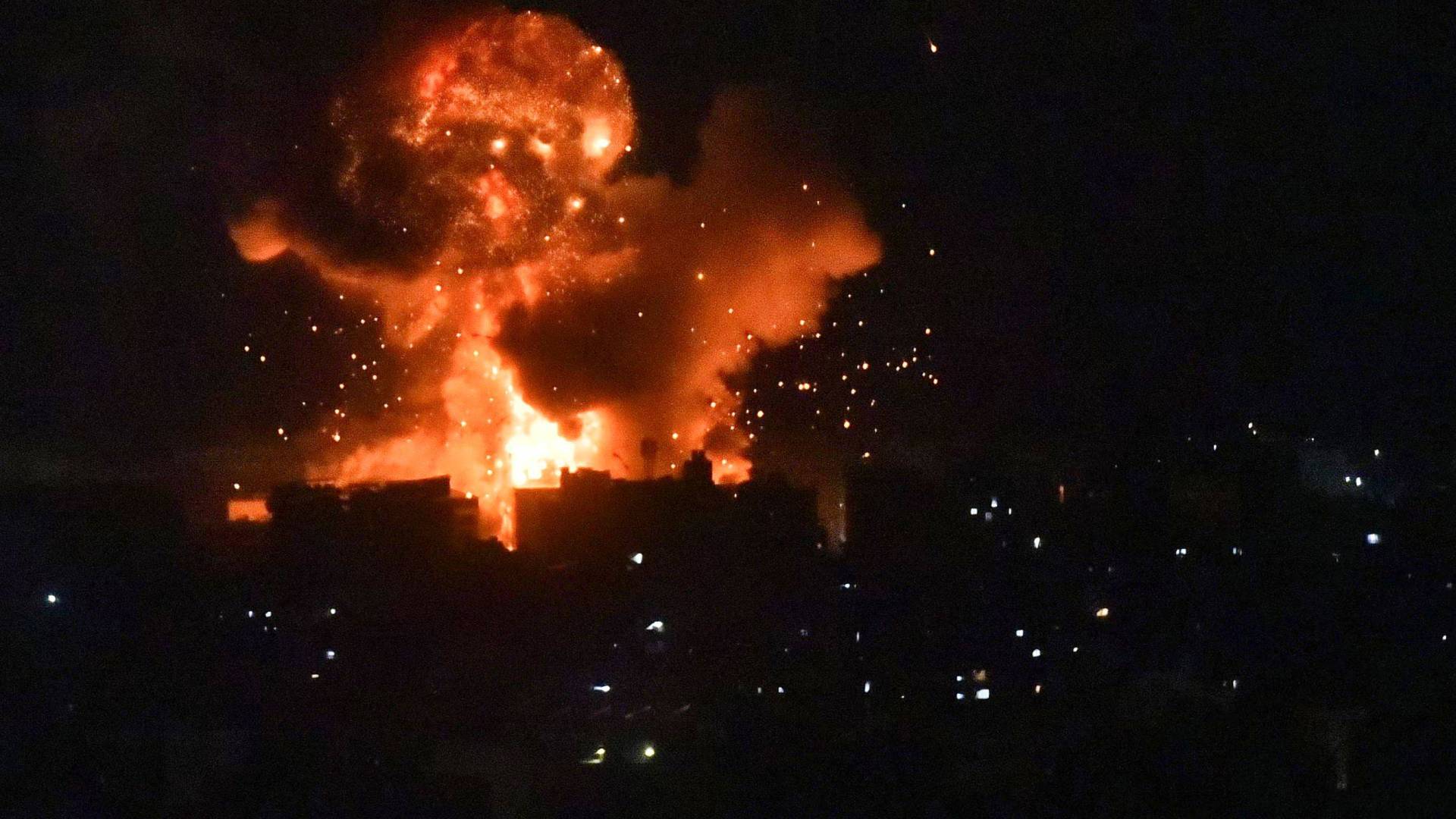 مراسل رؤيا: استهداف من قبل الاحتلال في صيدا يودي بحياة قيادي في حماس وأفراد من عائلته- فيديو