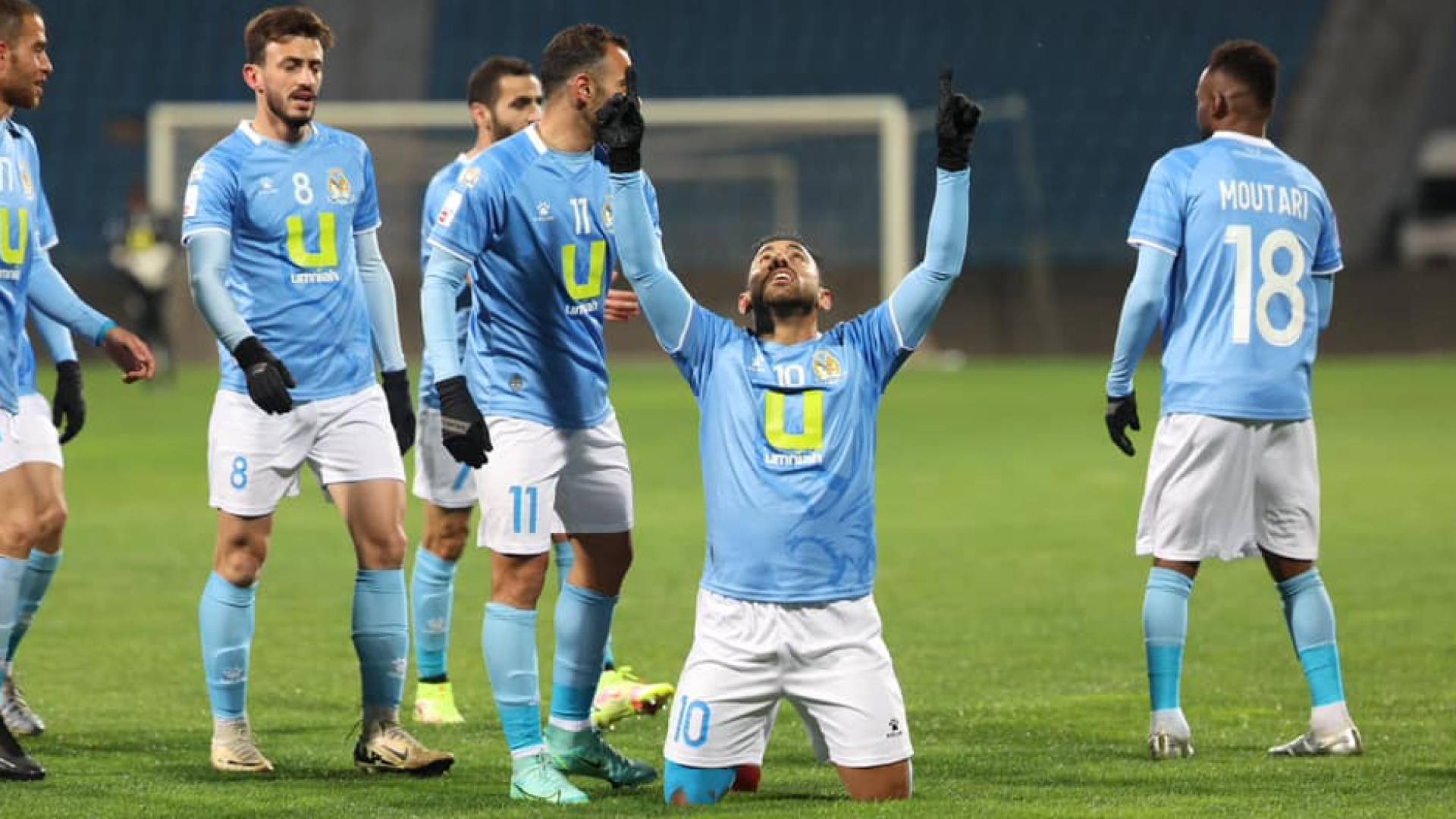 لاعبو الحسين يحتفلون بهدف سابق