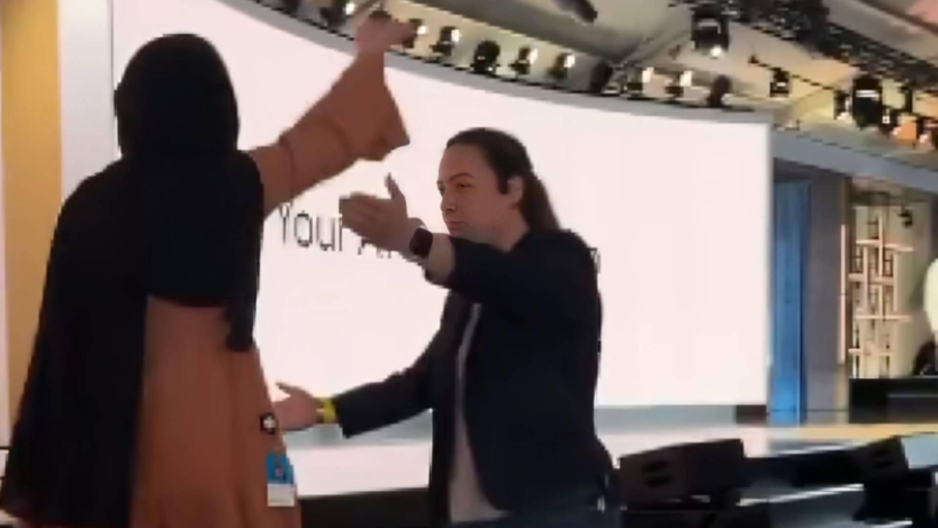 موظفة في مايكروسوفت تتهم الشركة بالمشاركة في إبادة أطفال غزة - فيديو