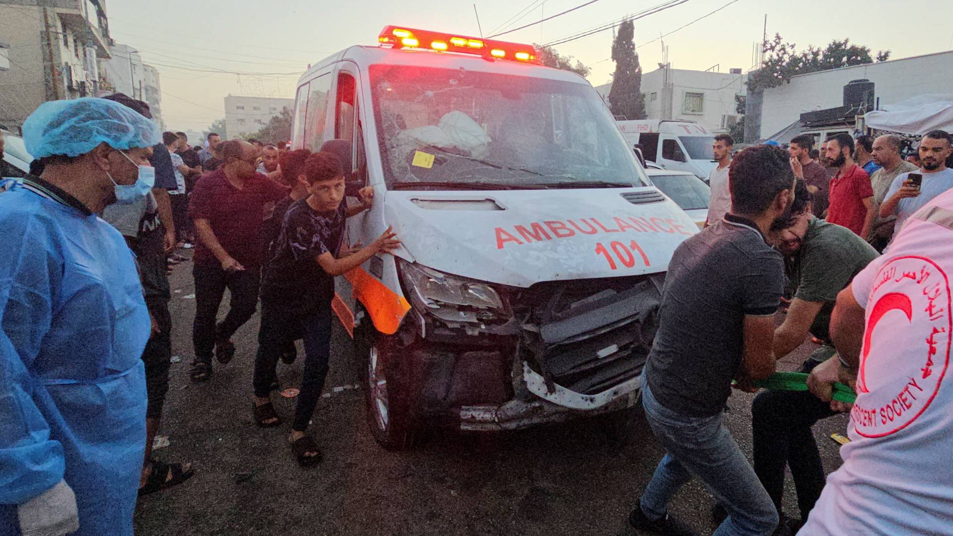 سيارة اسعاف مدمرة في قطاع غزة