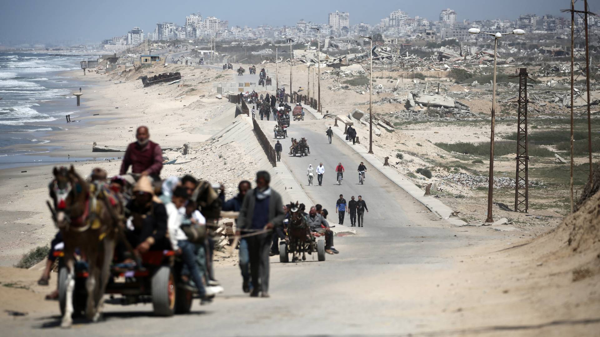 فلسطينيون ينقلون البضائع والممتلكات الشخصية على طول طريق الرشيد الساحلي الذي يربط مدينة غزة