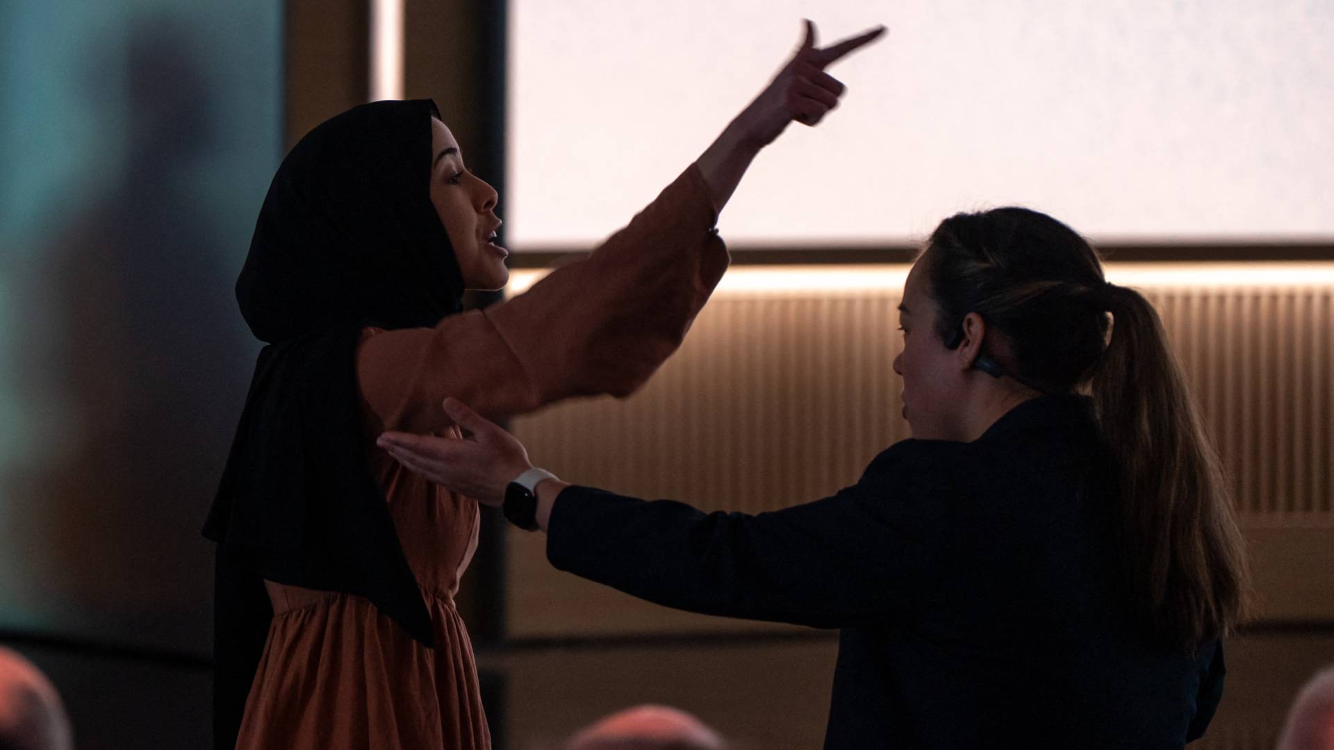 محتجة يواجه الرئيس التنفيذي للذكاء الاصطناعي في مايكروسوفت، مصطفى سليمان