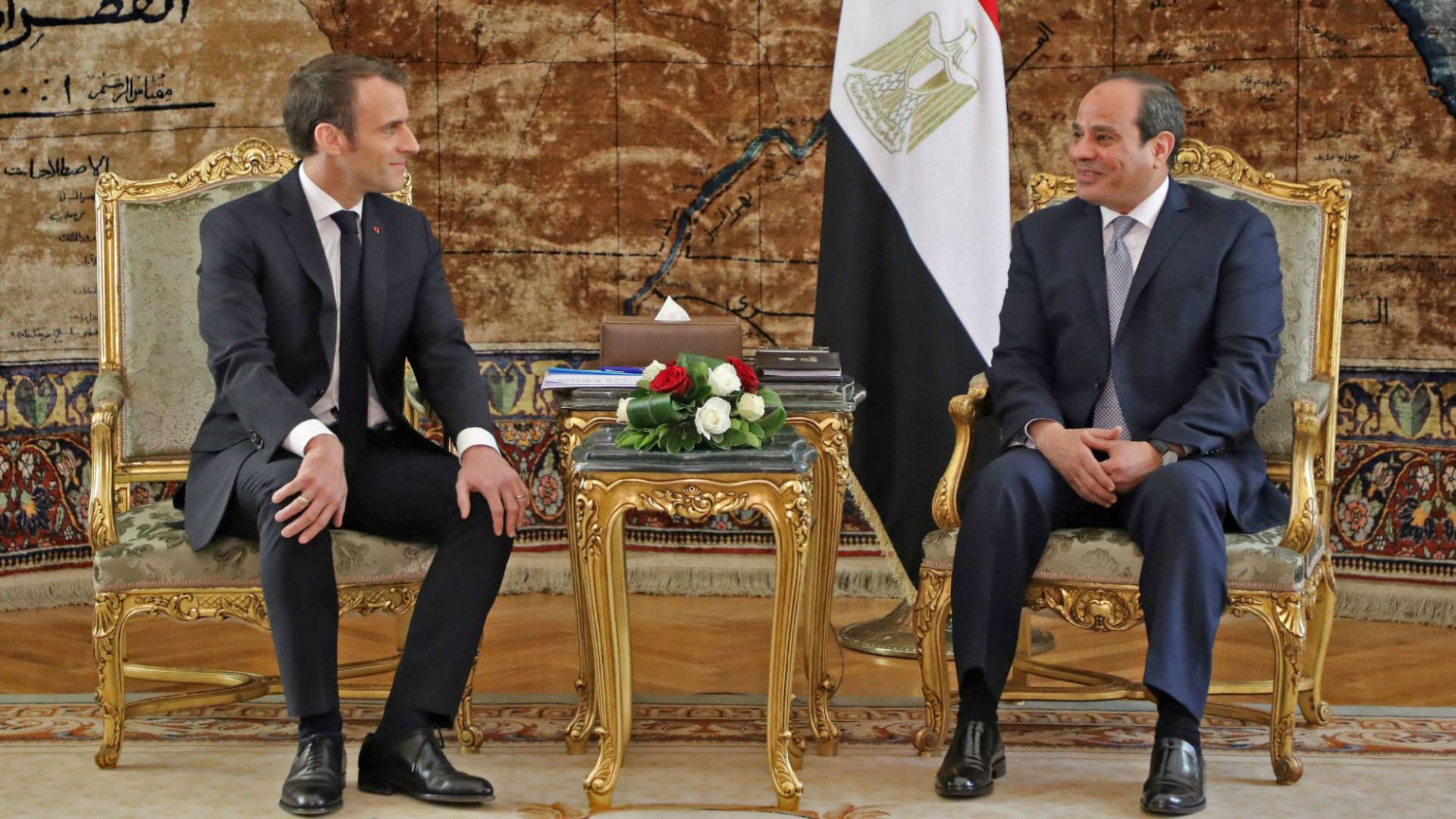 الرئيس المصري عبد الفتاح السيسي (يمينا)، الرئيس الفرنسي إيمانويل ماكرون (يسارا)