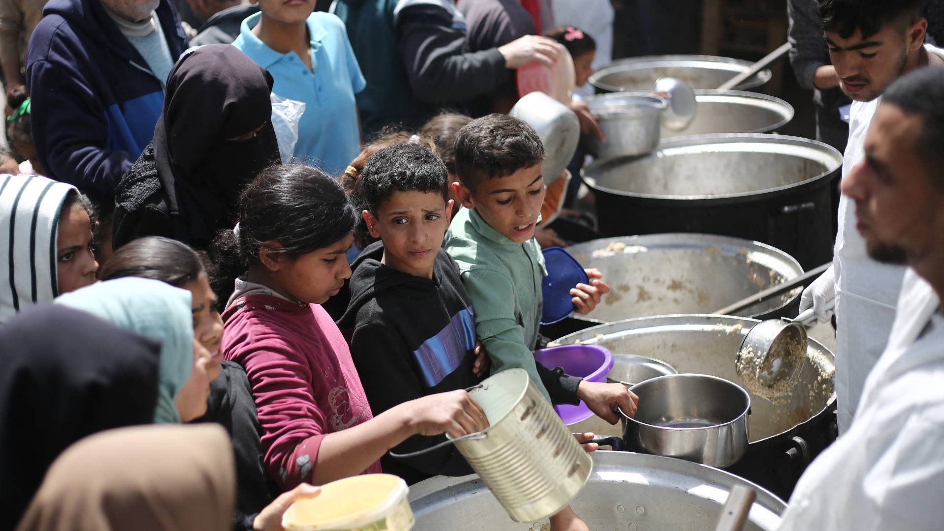 أفراد يحاولون الحصول على الطعام في قطاع غزة