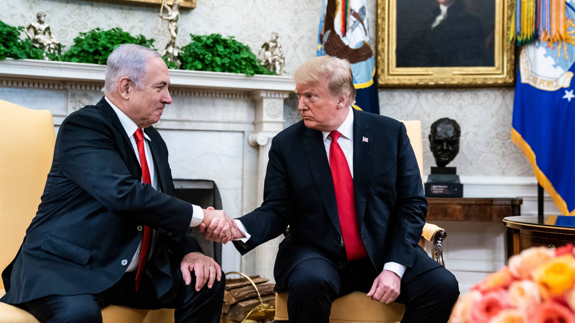 خلال لقاء سابق بن دونالد ترمب وبنيامين نتنياهو