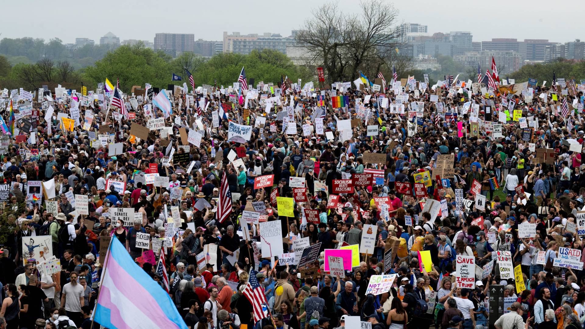 تجمع الناس في احتجاج "ارفعوا أيديكم!" ضد سياسات الرئيس الأمريكي دونالد ترمب