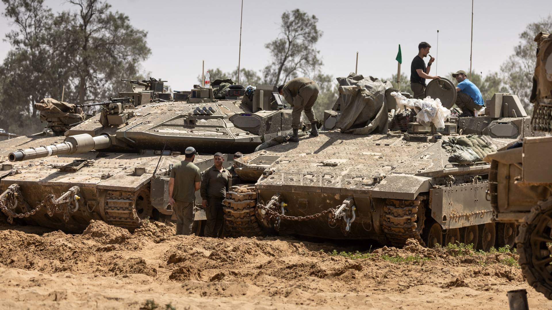 قوات الاحتلال الإسرائيلية والدبابات بالقرب من الحدود مع قطاع غزة