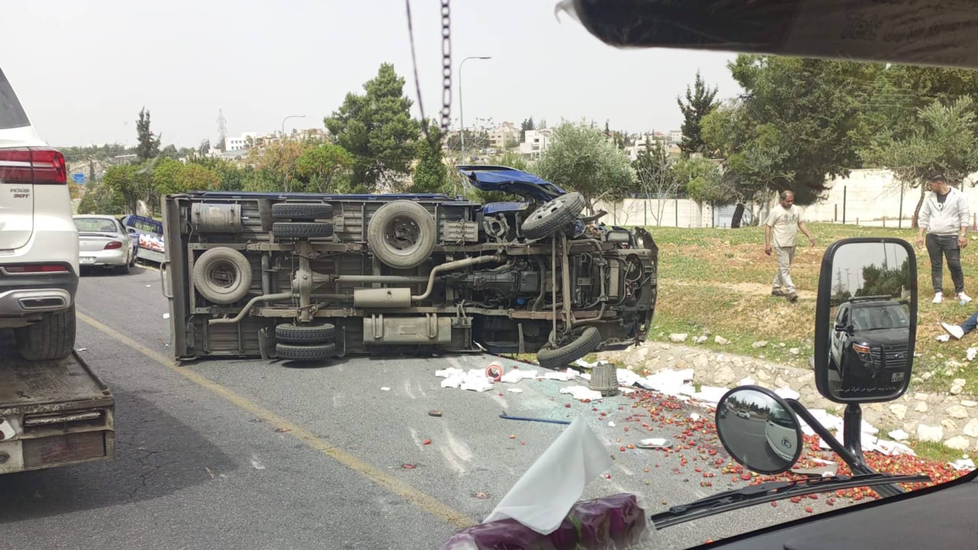 تدهور مركبة على طريق المطار