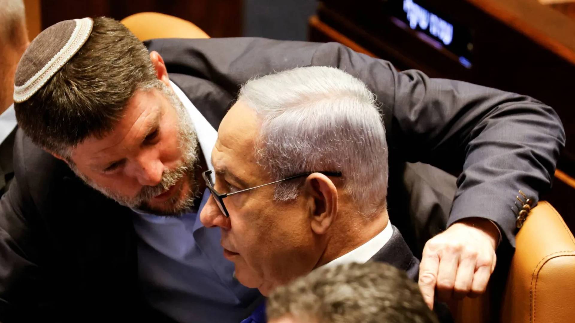 وزير المالية في حكومة الاحتلال ورئيس حكومته نتنياهو