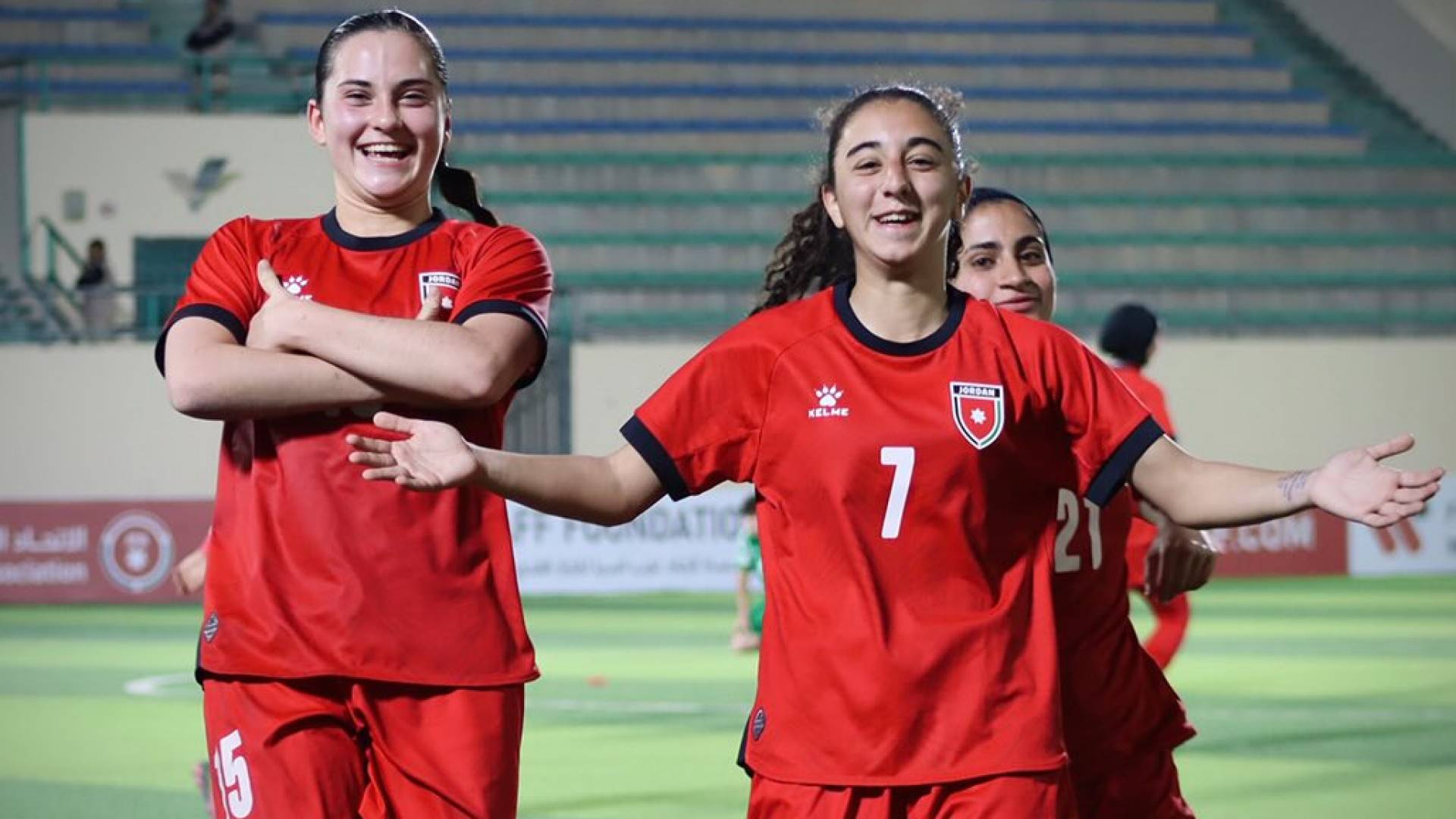 لاعبات المنتخب الوطني يحتفلن بهدف