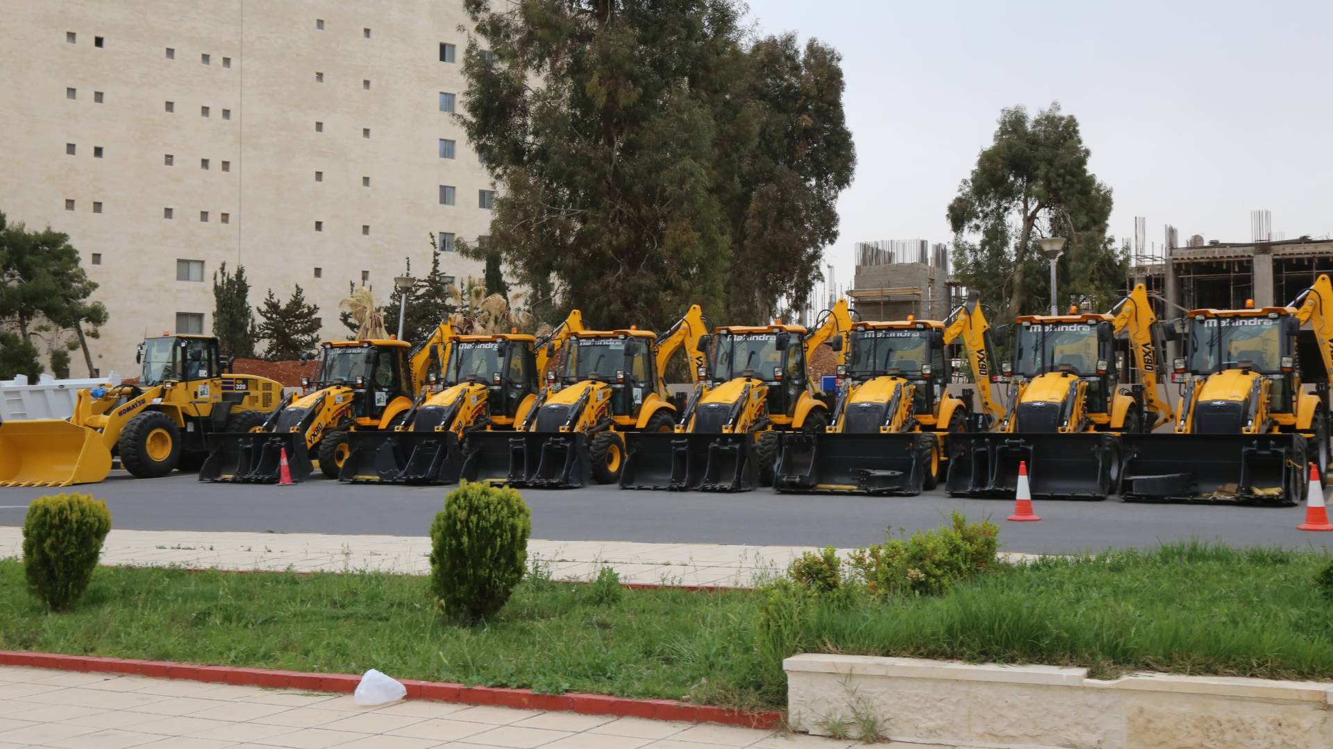 الأشغال تتسلم 19 آلية إنشائية جديدة
