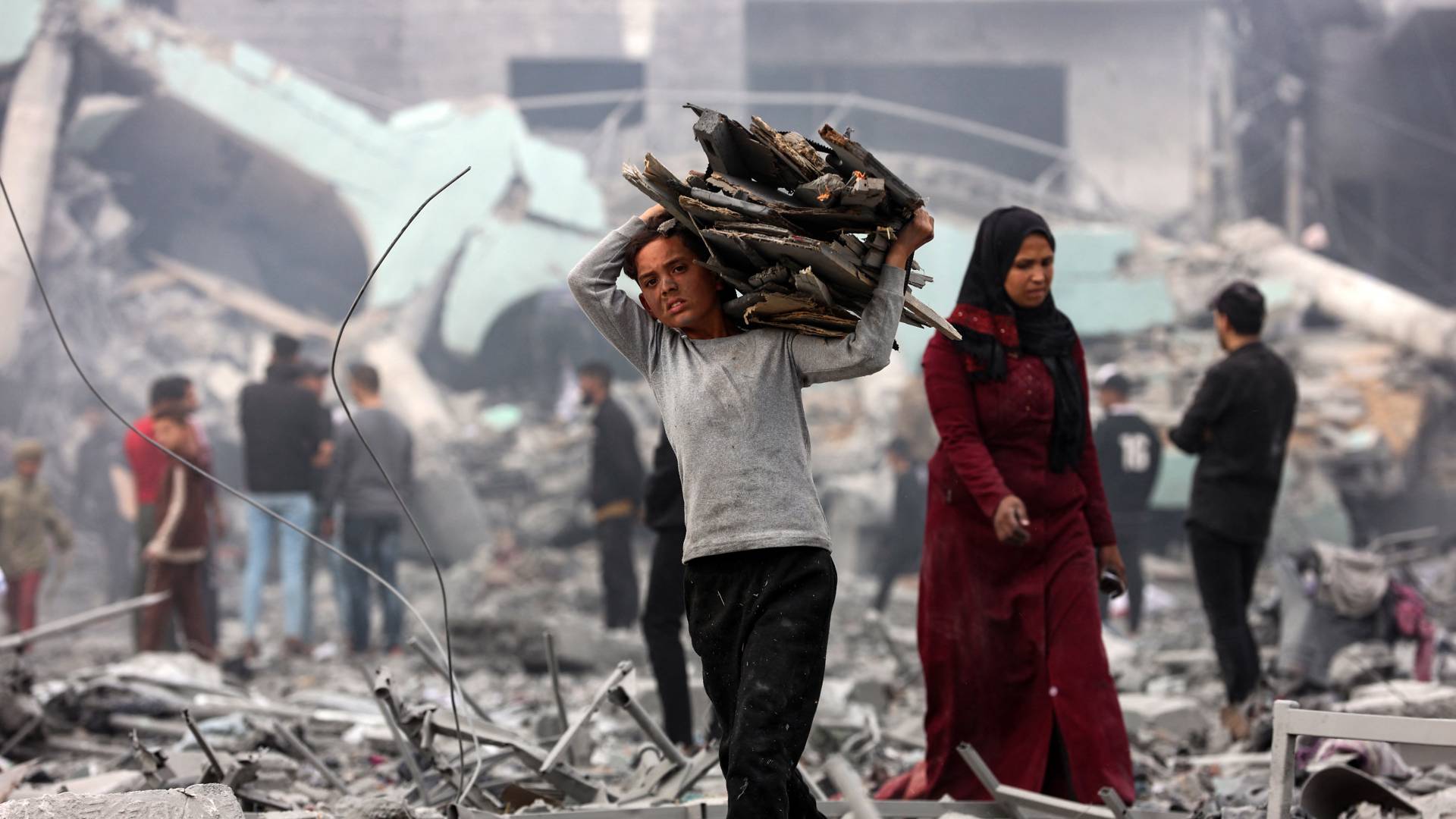 فتى في قطاع غزة يحمل الانقاض