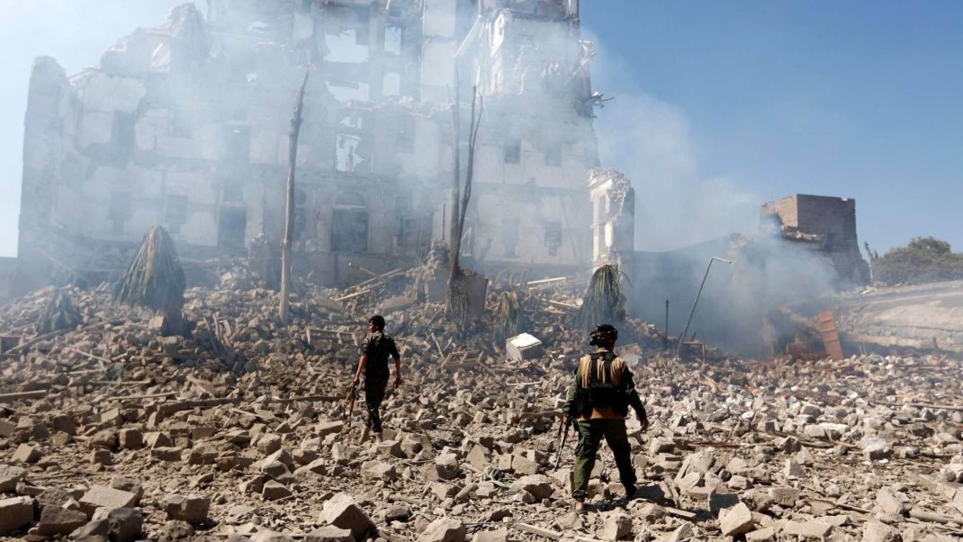 الدمار الذي خلفه قصف أمريكي على اليمن