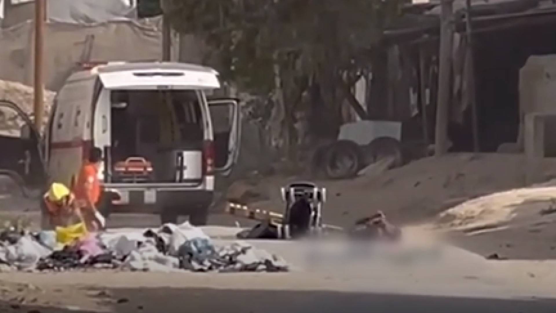 عنصر دفاع مدني يسحب جريحا بحبل تحت نيران الاحتلال