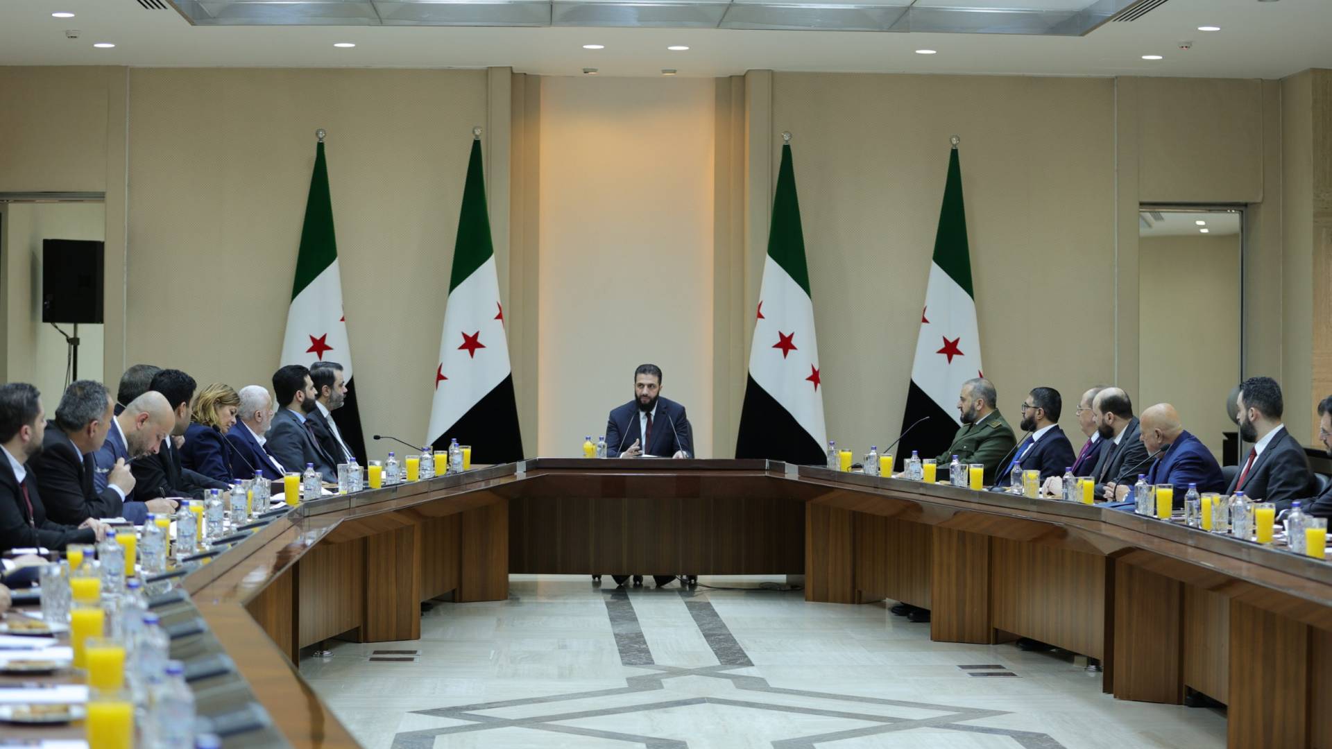 أحمد الشرع يترأس أول اجتماع للحكومة الجديدة