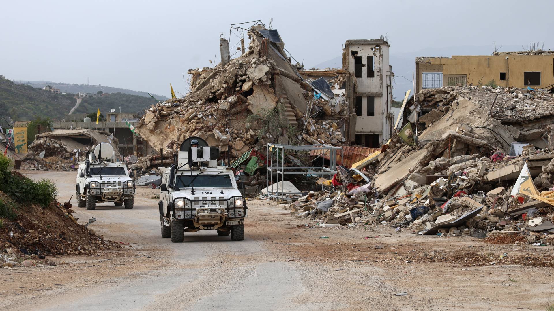 مركبة يونيفيل قرب مبان مدمرة أثناء دورية في قرية كفركلا جنوب لبنان