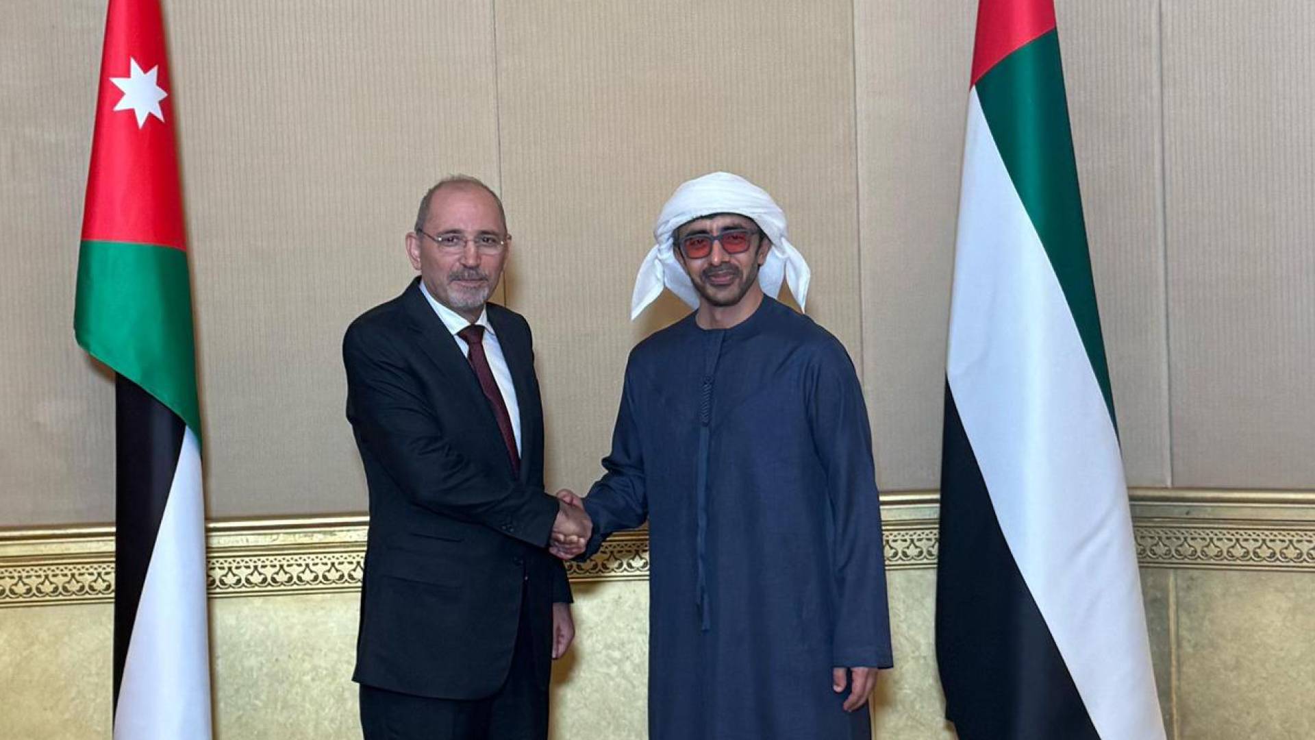 الصفدي ونظيره الإماراتي يبحثان سبل تعزيز العلاقات الأخوية بين البلدين الشقيقين