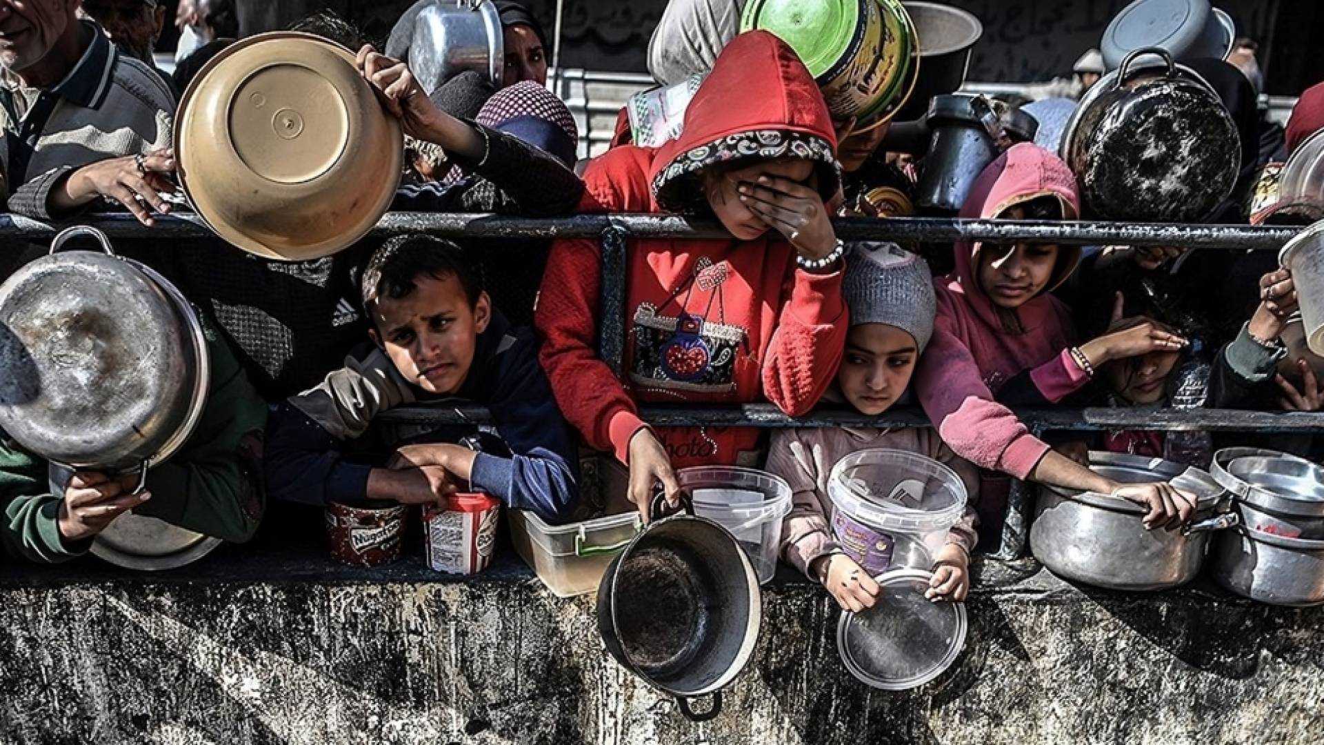 أطفال في غزة ينترون الحصول على القليل من الطعام "أرشيفية"