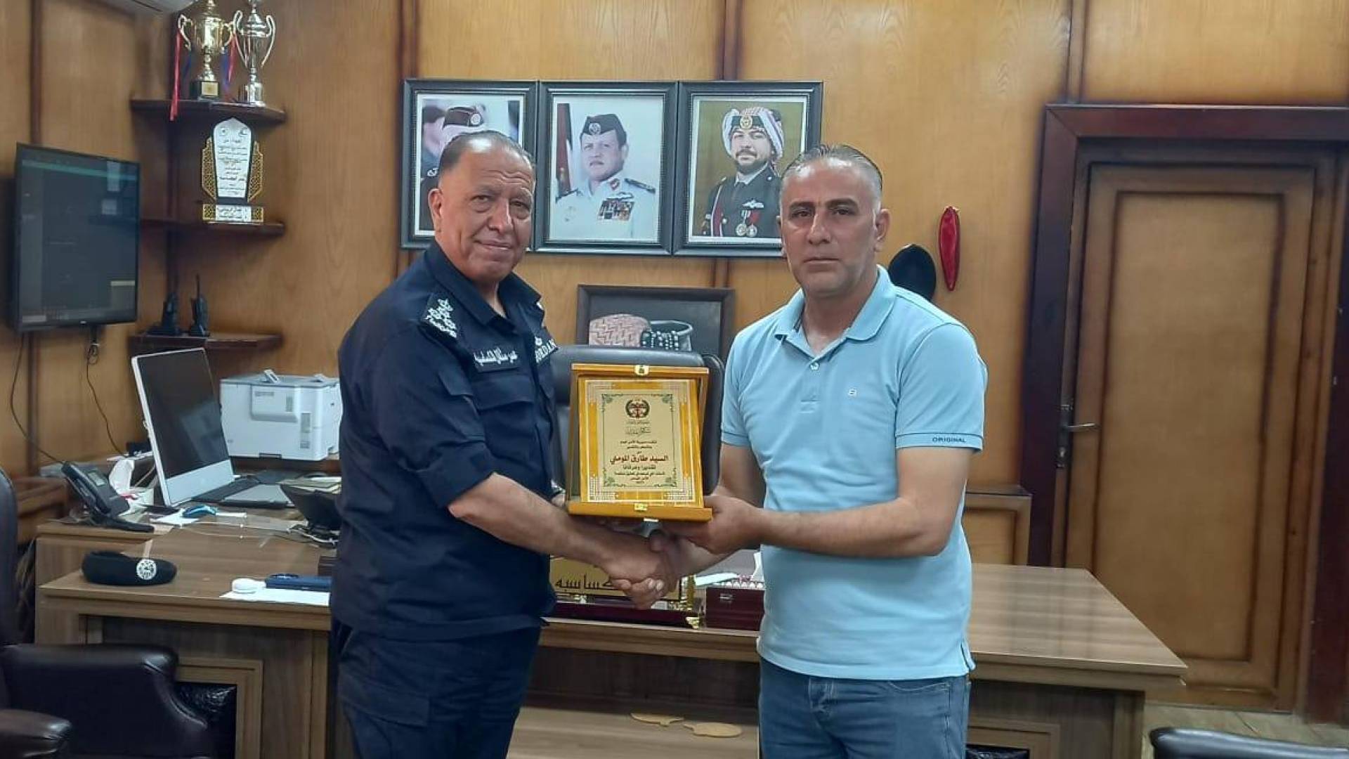 الأمن العام يكرم مواطنا سلم 4 آلاف يورو واجهزة خلوية عثر عليها في إربد