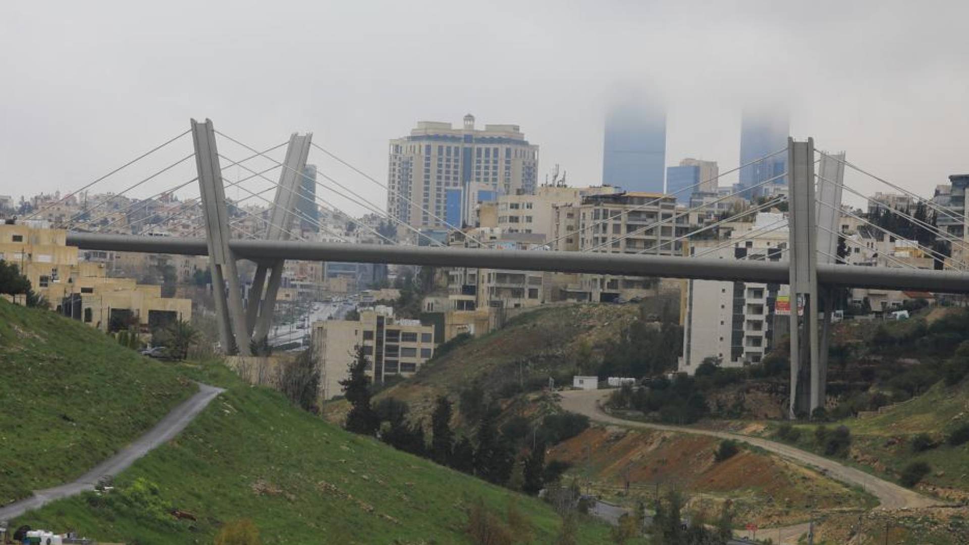 صورة تظهر جسر عبدون في العاصمة عمان