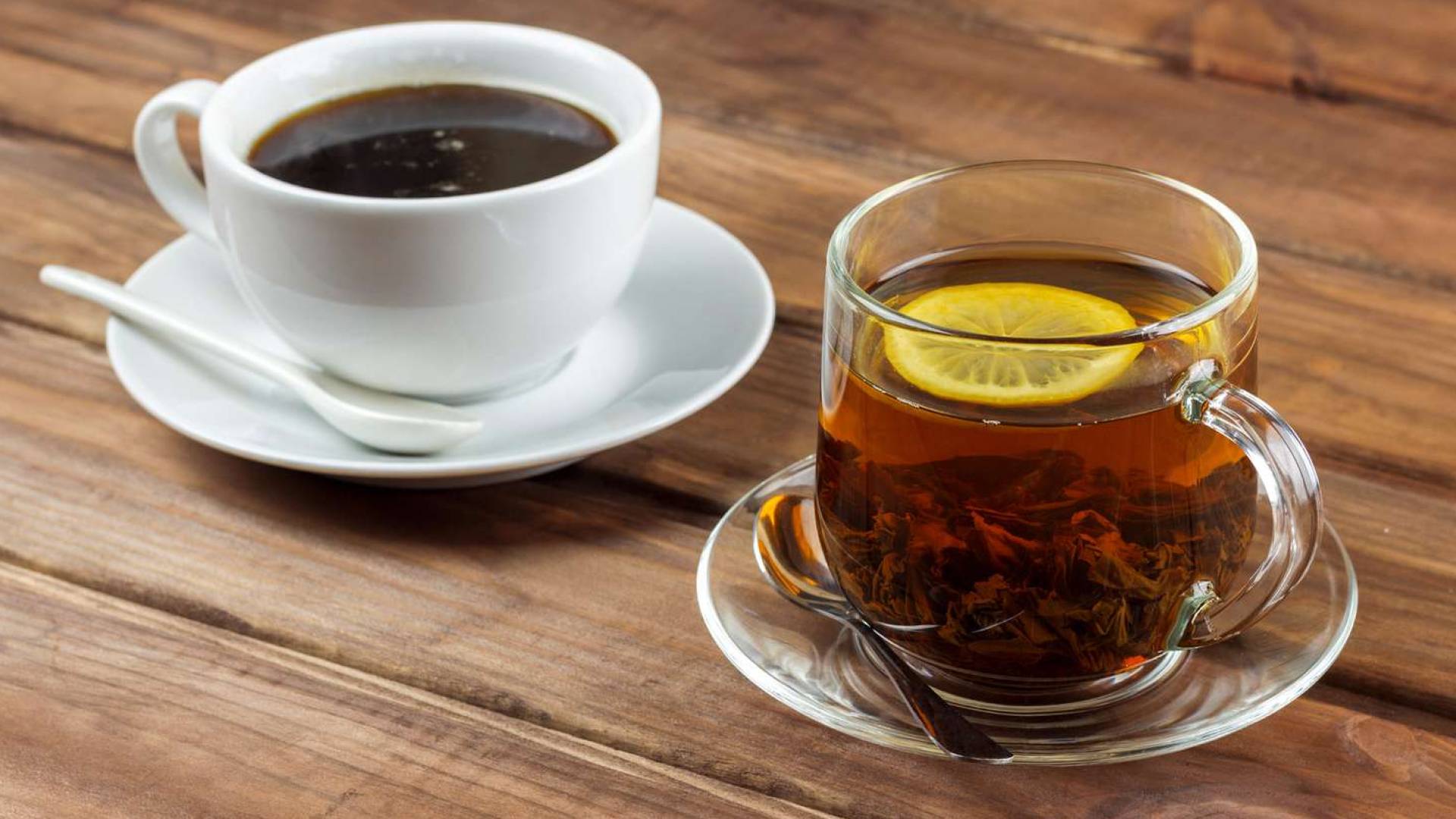 كوبان من القهوة والشاي