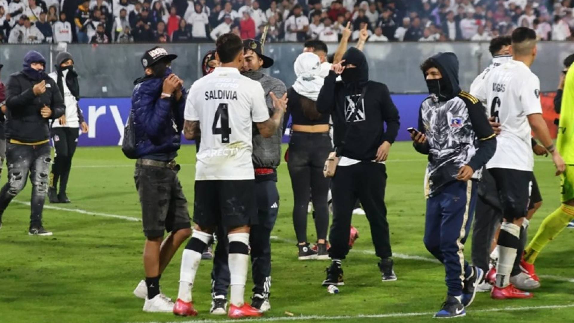 مقتل مشجعان أثناء أقتحام الجماهير لملعب في تشيلي