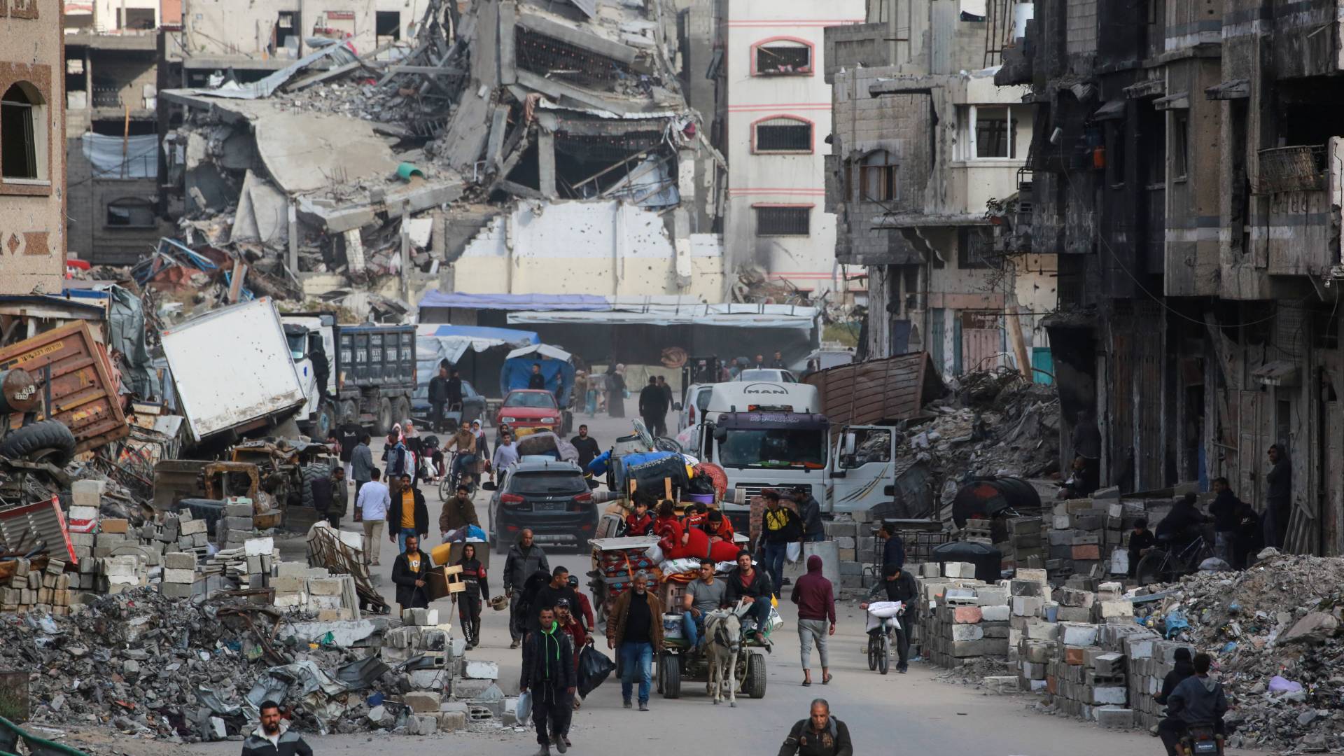 فلسطينيون ينقلون متاعهم أثناء النزوح بغزة