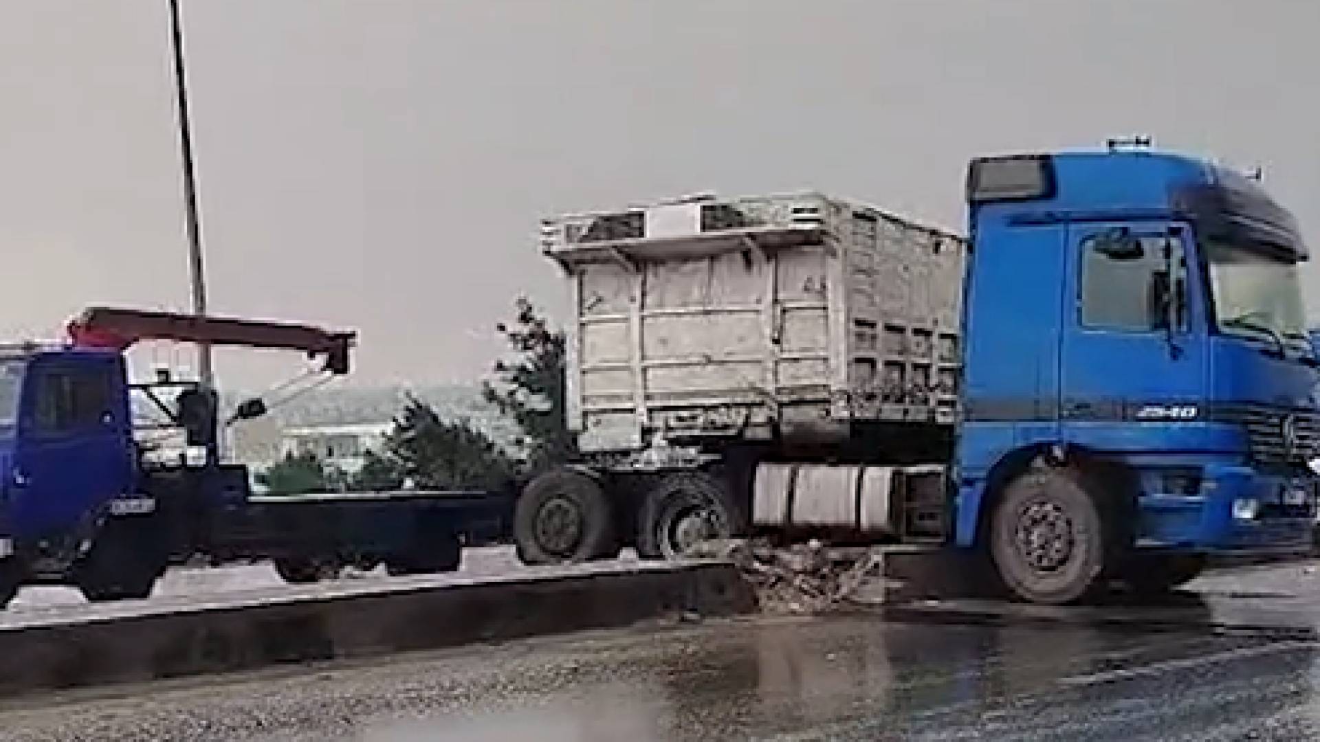 انزلاق شاحنتين واصطدامهما بالجزيرة الوسطية على طريق الحزام شرق عمان السبت