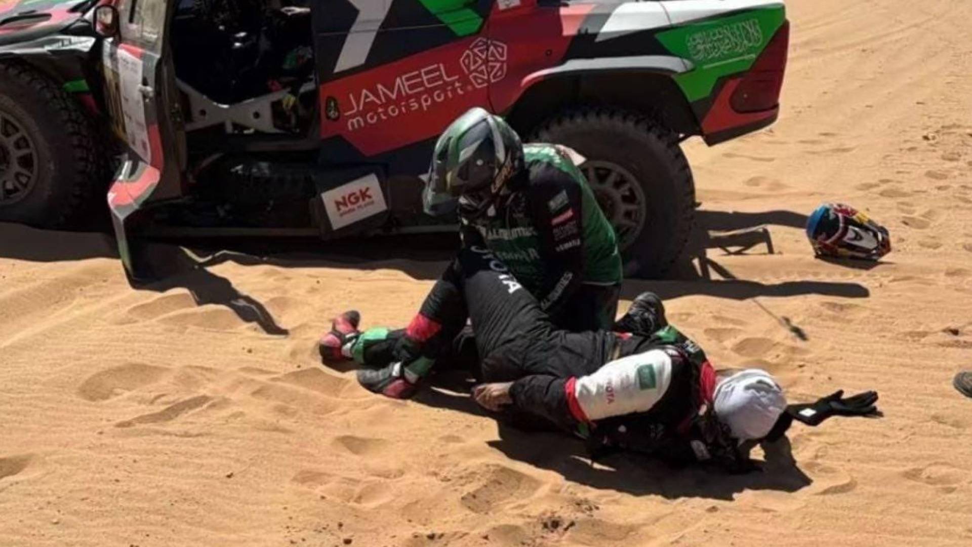 بطل الراليات يزيد الراجحي ومساعده بعد تعرضهما للإصابة