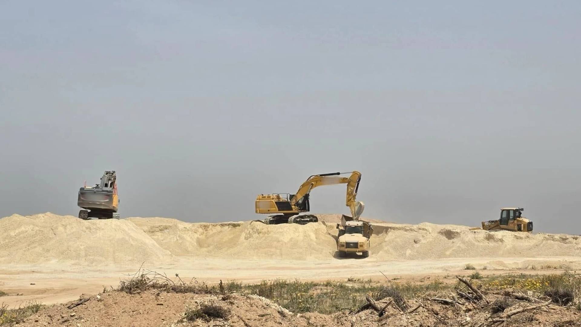 جرافات في طريق موراج