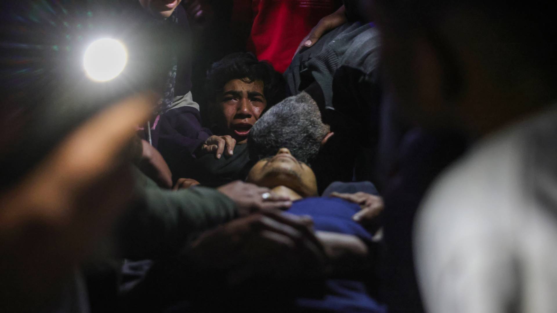 طفل في قطاع غزة يبكي أحد أفراد عائلته