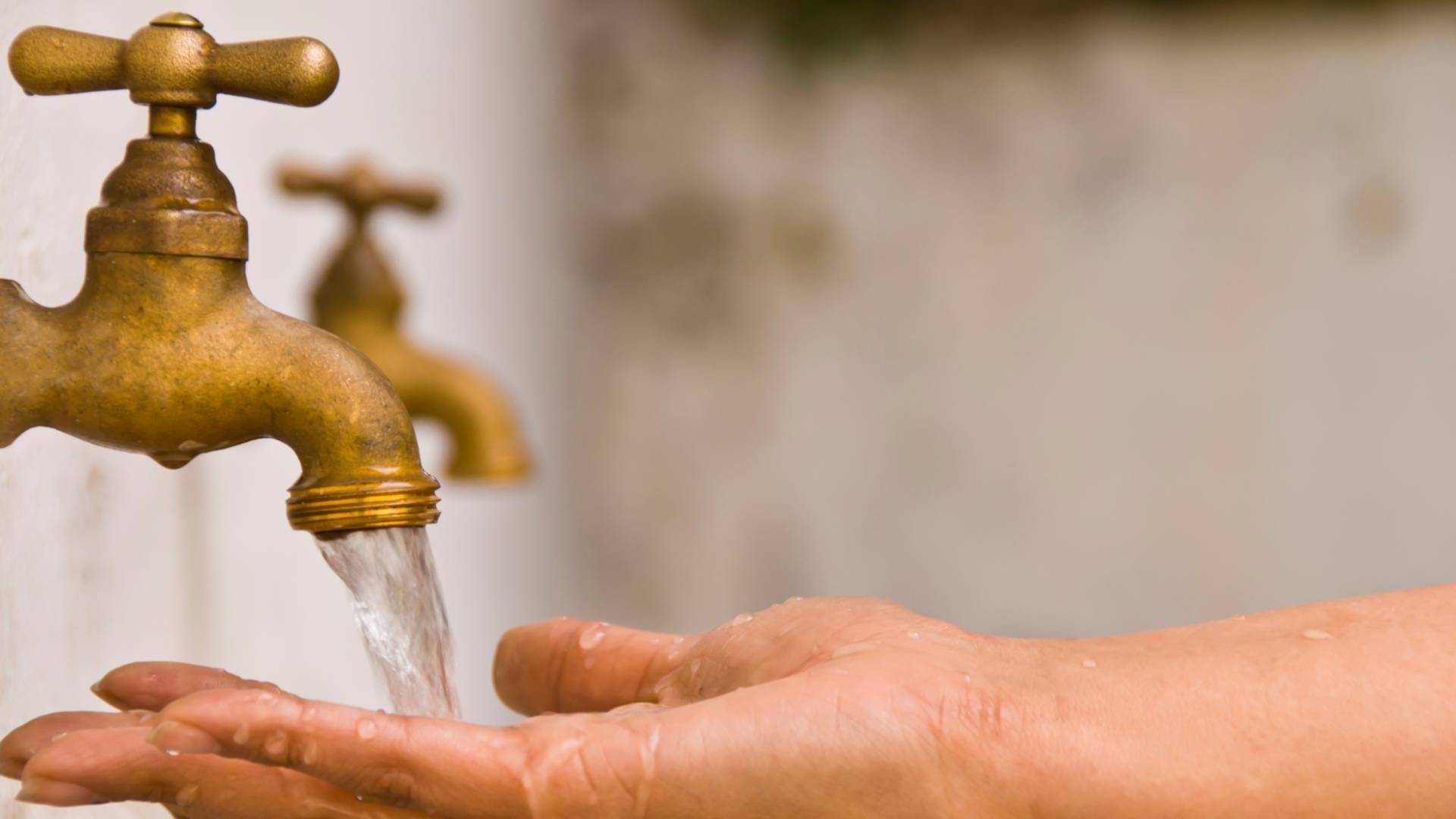 شخص يغسل يده "تعبيرية"