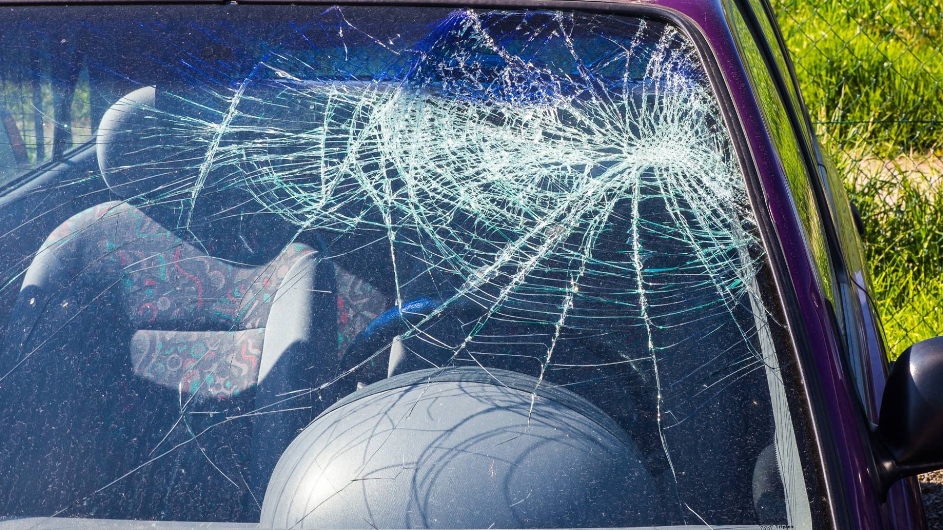 تحطم زجاج مركبة إثر حادث "تعبيرية"