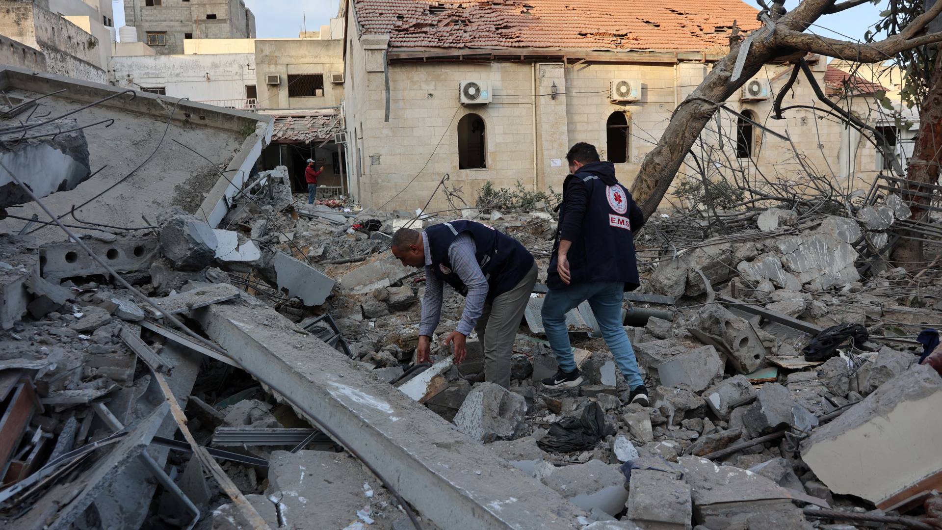 آثار الدمار في المستشفى المعمداني في غزة