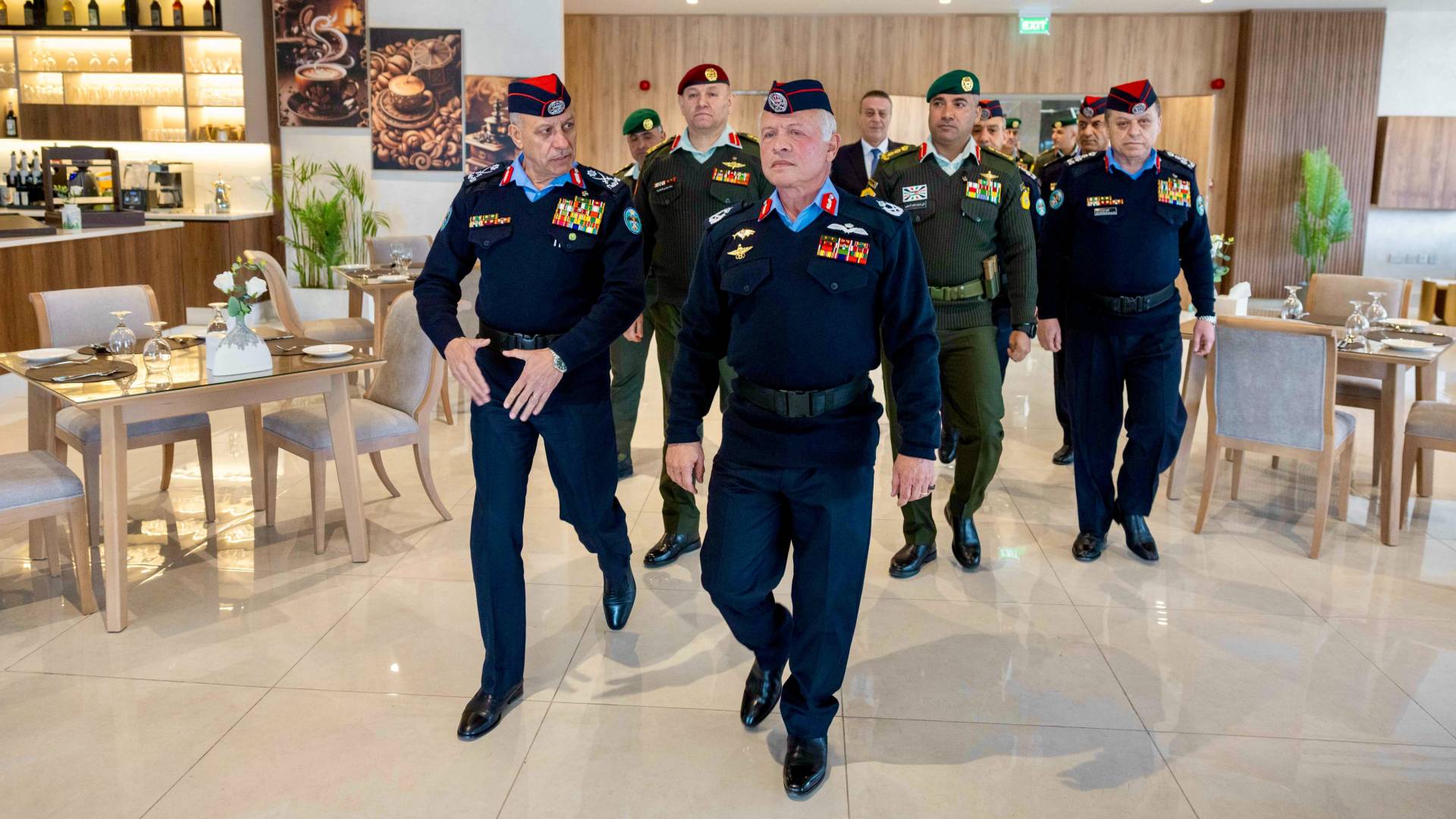 الملك يفتتح نادي ضباط الأمن العام في منطقة غمدان