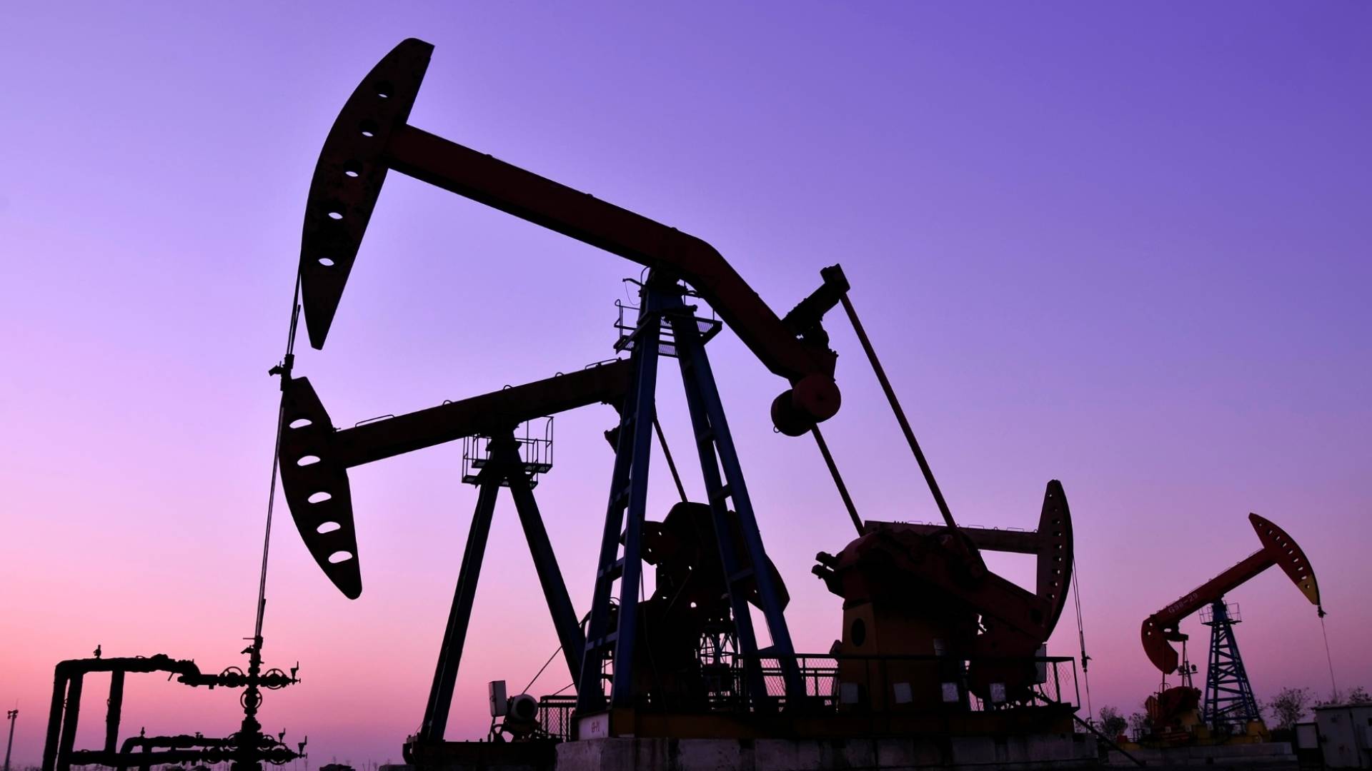 انخفاض أسعار النفط عالميا بفعل تصاعد الحرب التجارية بين الصين وأمريكا