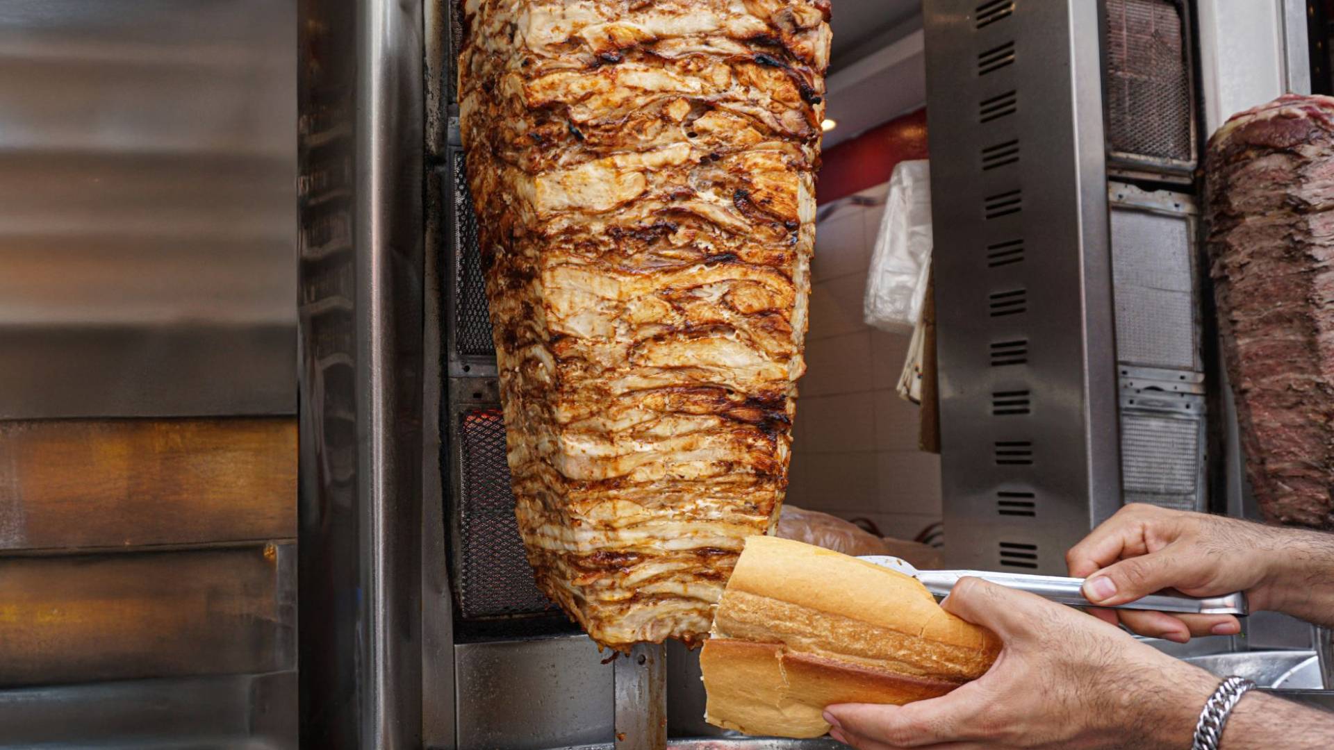 صورة تظهر سيخ شاورما