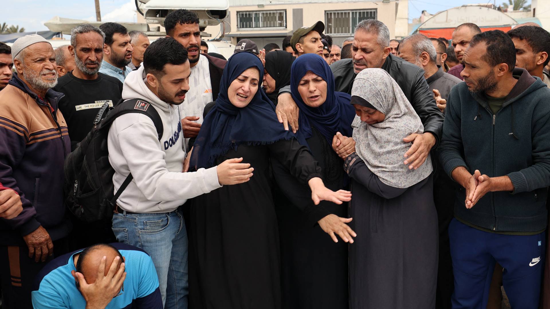 ينعى أقارب فلسطينيين استشهدوا في غارة للاحتلال، في مستشفى شهداء الأقصى بدير البلح