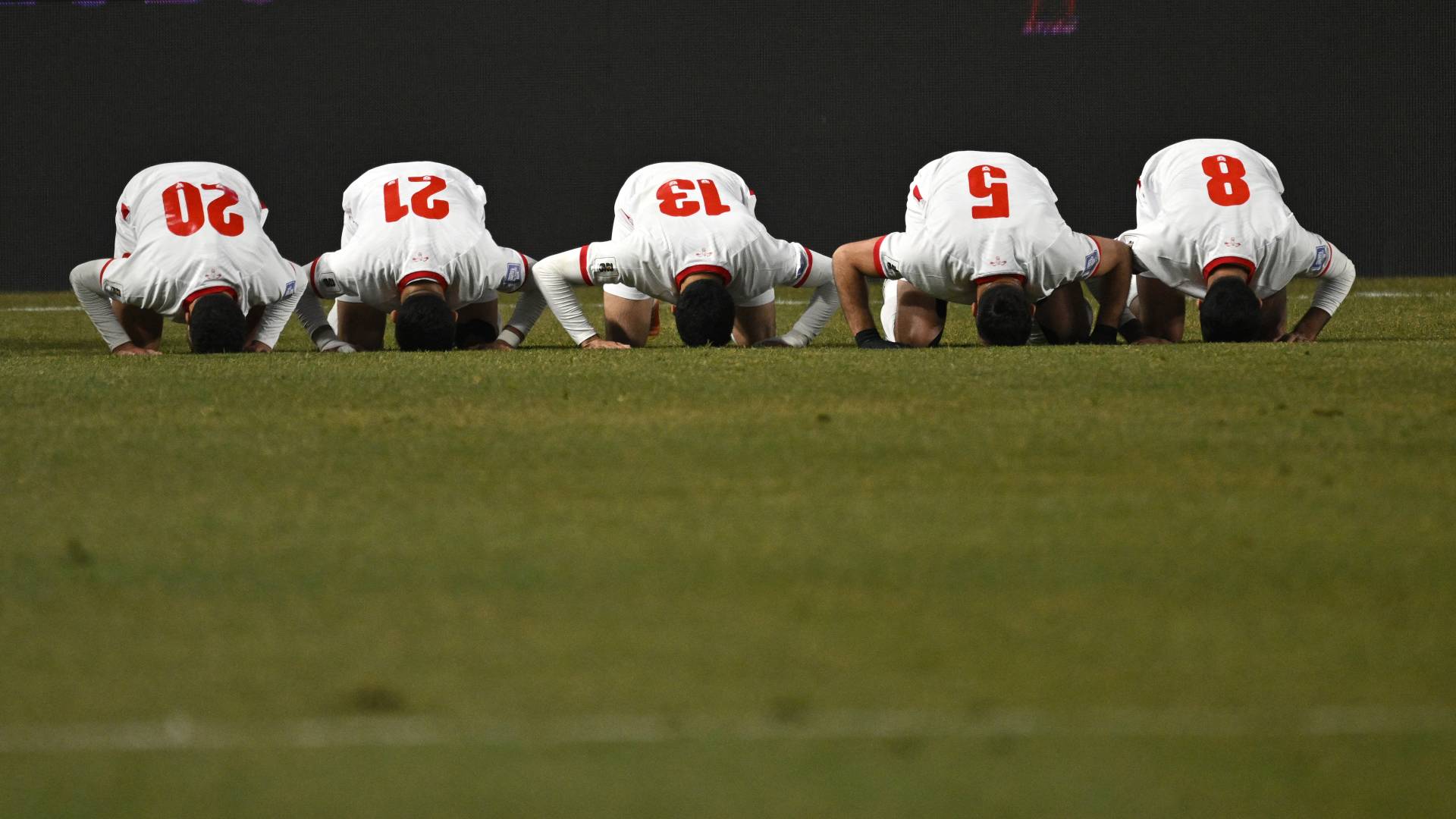 لاعبو المنتخب الوطني يحتفلون بهدف في مرمى كوريا الجنوبية خلال التصفيات