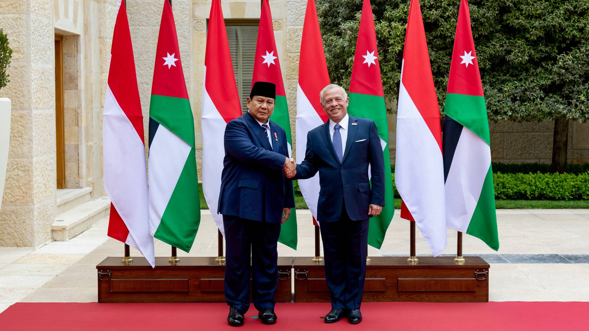 الملك والرئيس الإندونيسي يبحثان العلاقات الثنائية والتطورات بالإقليم