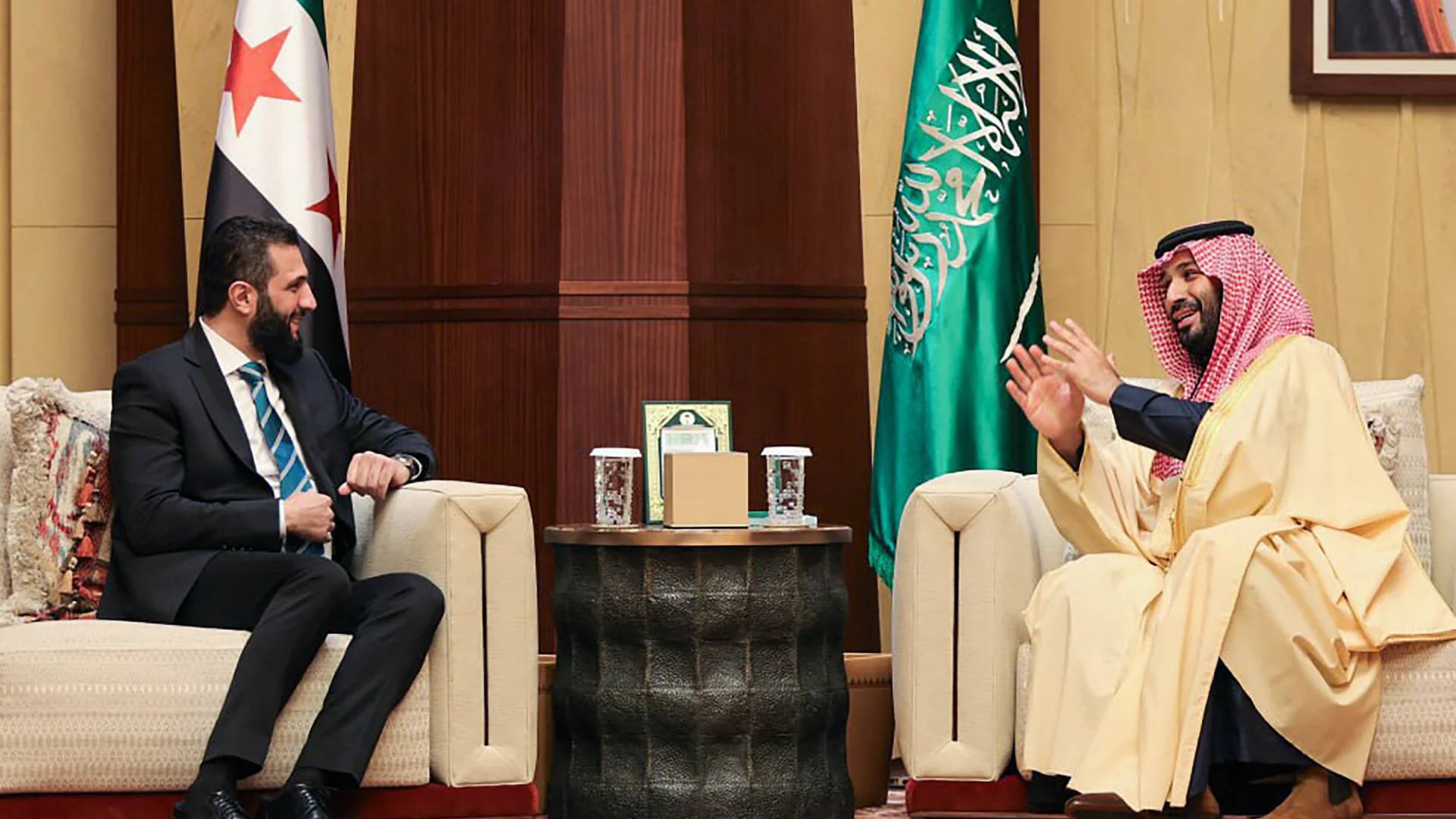 ولي العهد السعودي الأمير محمد بن سلمان والرئيس السوري أحمد الشرع