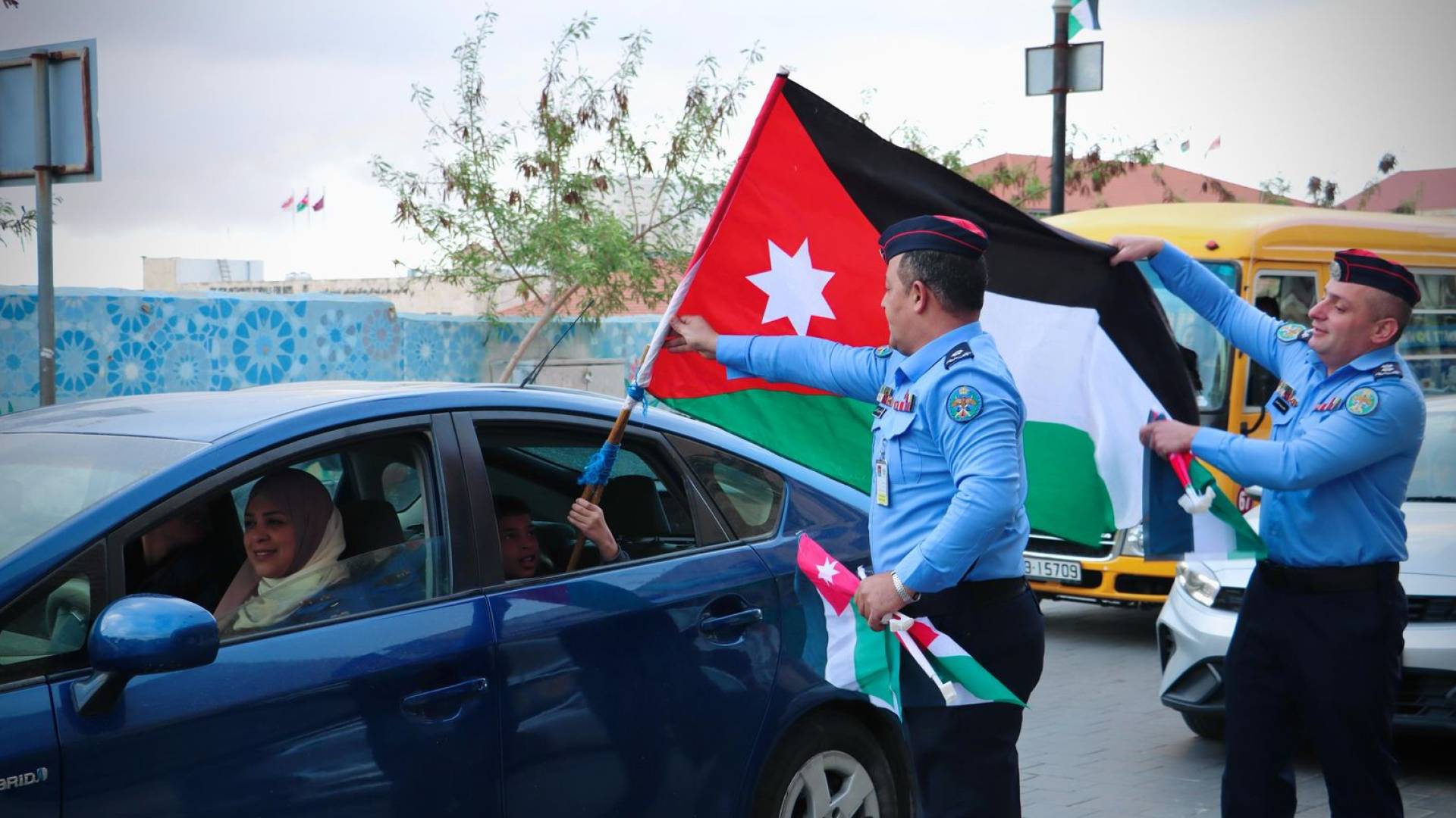 الأمن العام يوزع الأعلام الأردنية على المواطنين احتفالا بيوم العلم الأردني
