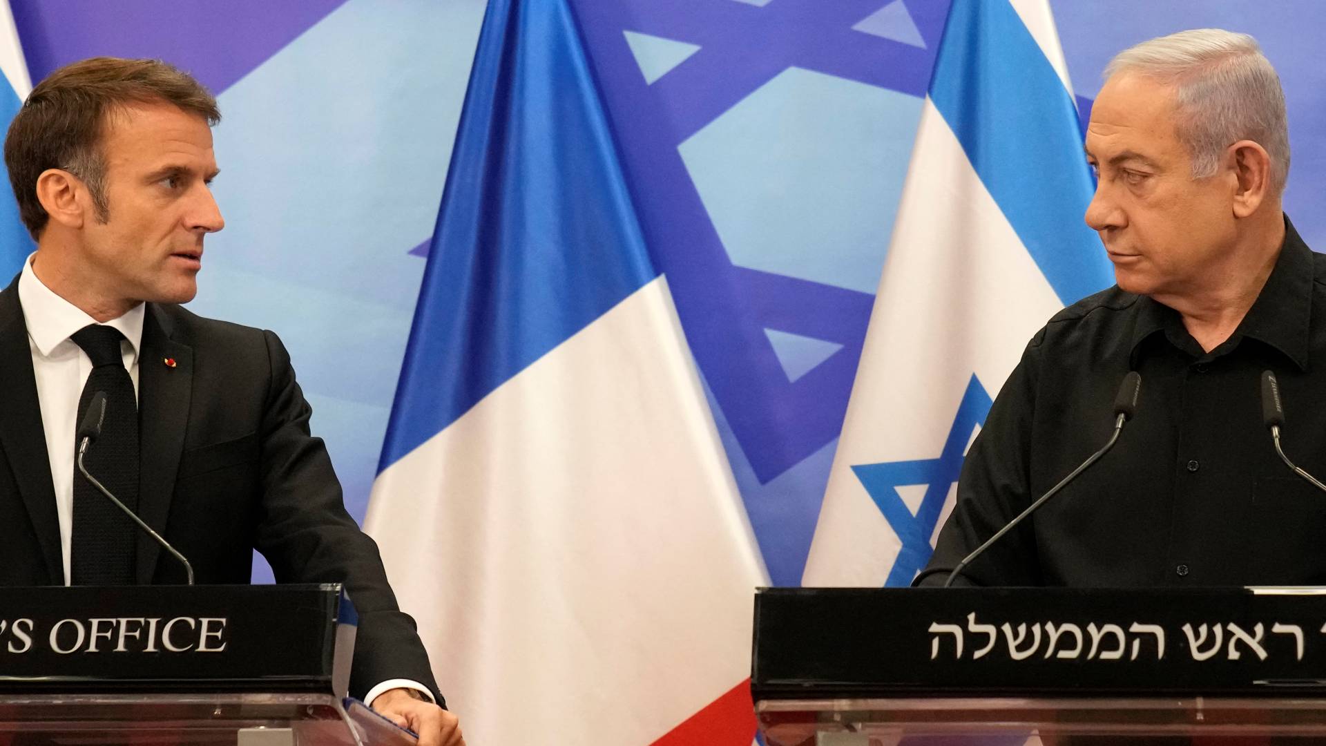 الرئيس الفرنسي إيمانويل ماكرون (يسارا)، رئيس وزراء حكومة الاحتلال بنيامين نتنياهو (يمينا)