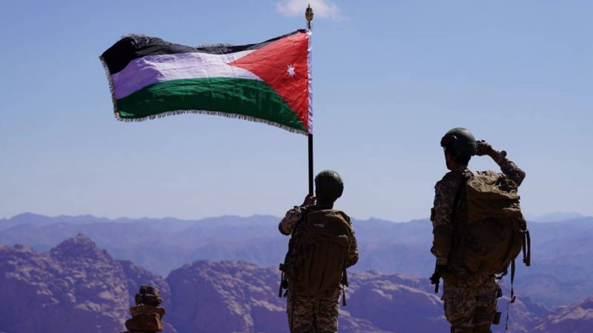 الجيش العربي يرفع العلم الأردني على أعلى قمة جبلية في المملكة