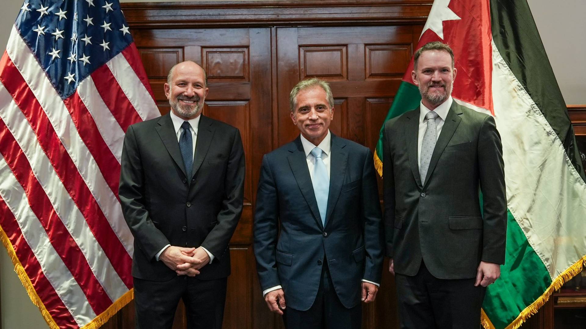 رئيس الوزراء يعقد اجتماعا مع وزير التجارة والممثل التجاري الأمريكي