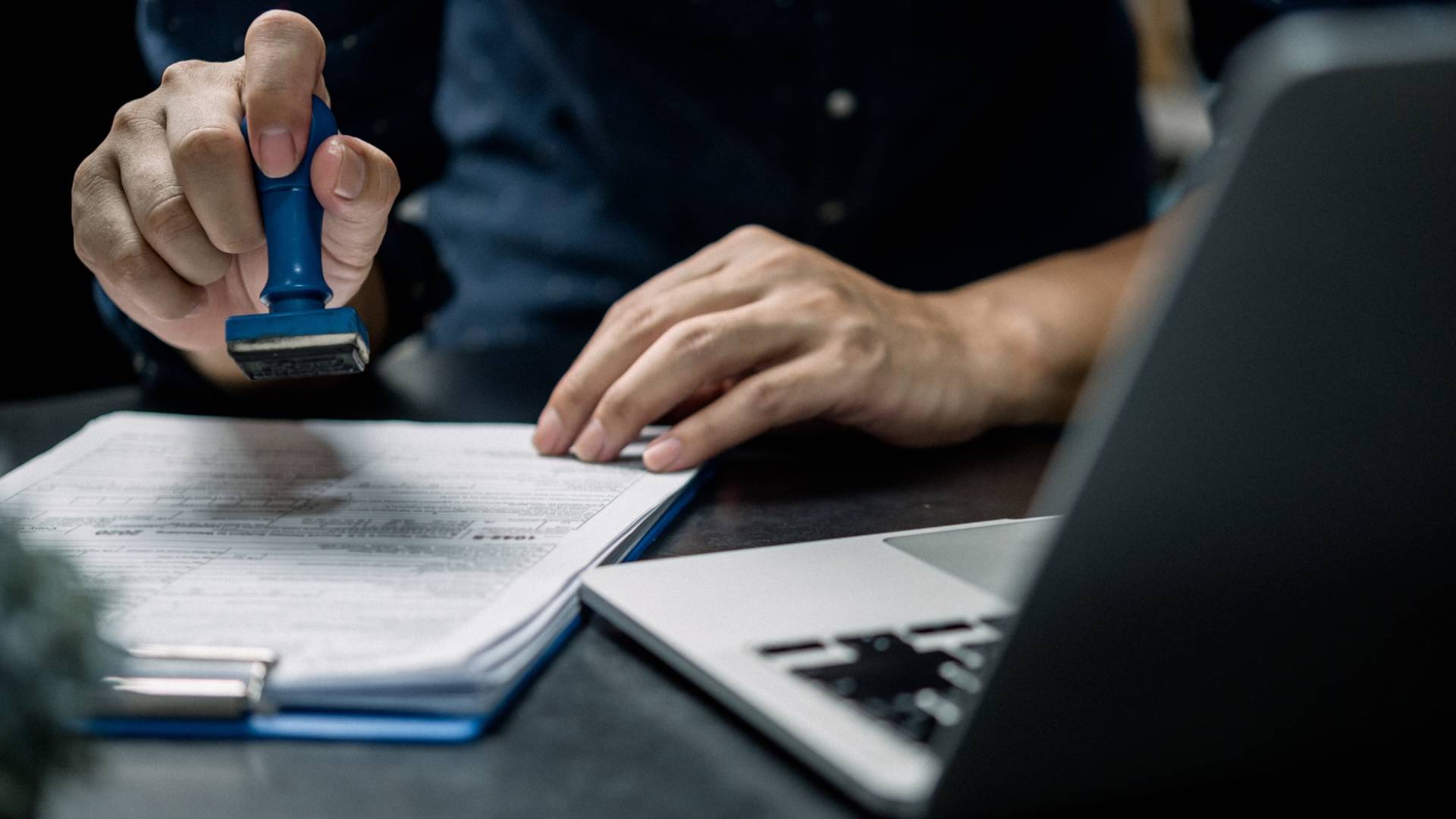 شخص يختم أوراقا "تعبيرية"