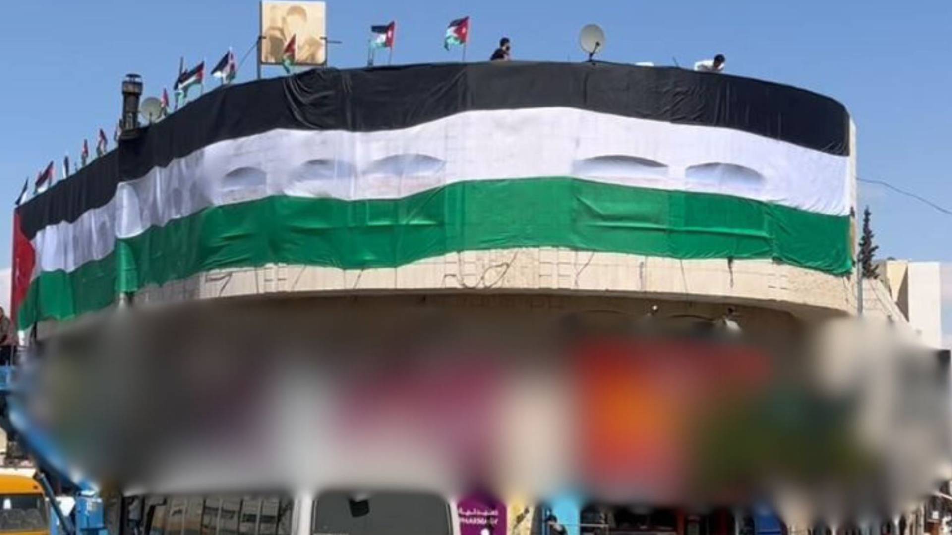 علم الأردن على أحد المباني في مأدبا