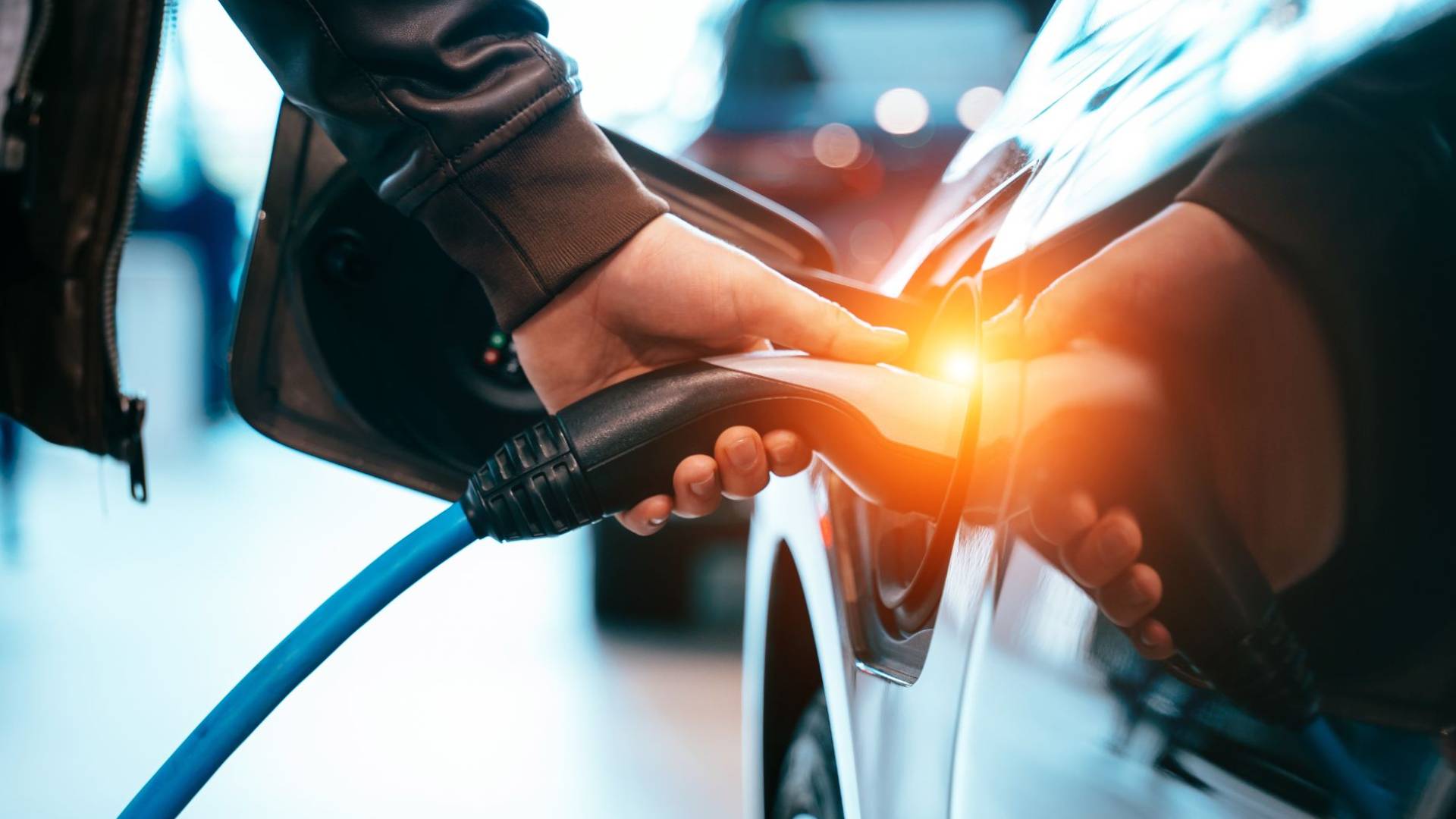 صورة تعبر عن سيارة كهربائية